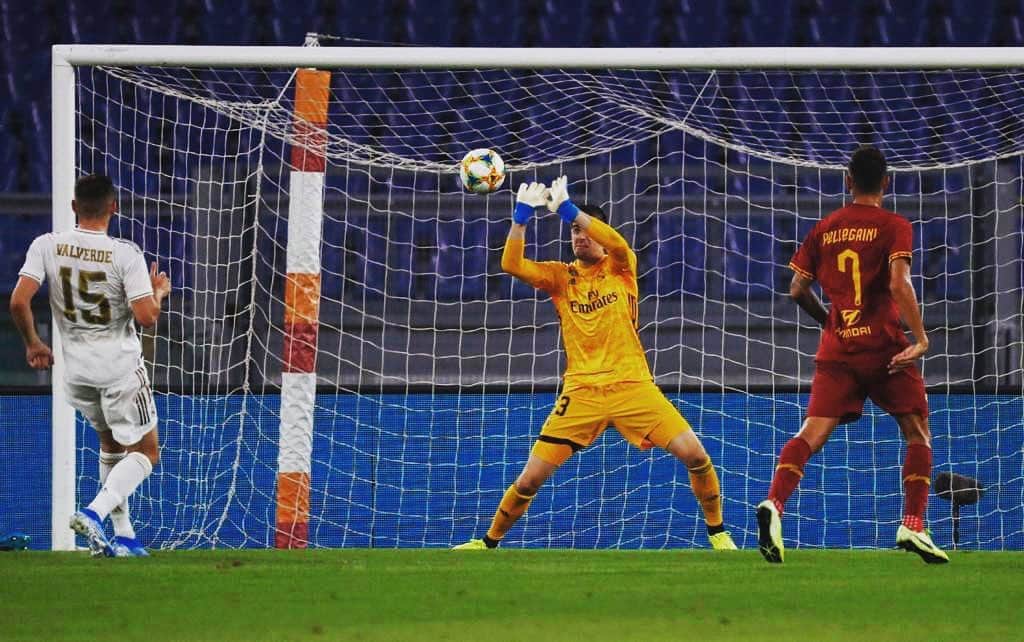 ティボ・クルトゥワのインスタグラム：「Último amistoso, termina la pretemporada. Entramos en la semana 1! Vamos a por ello! 💪🏼 #halamadrid ⚪️」