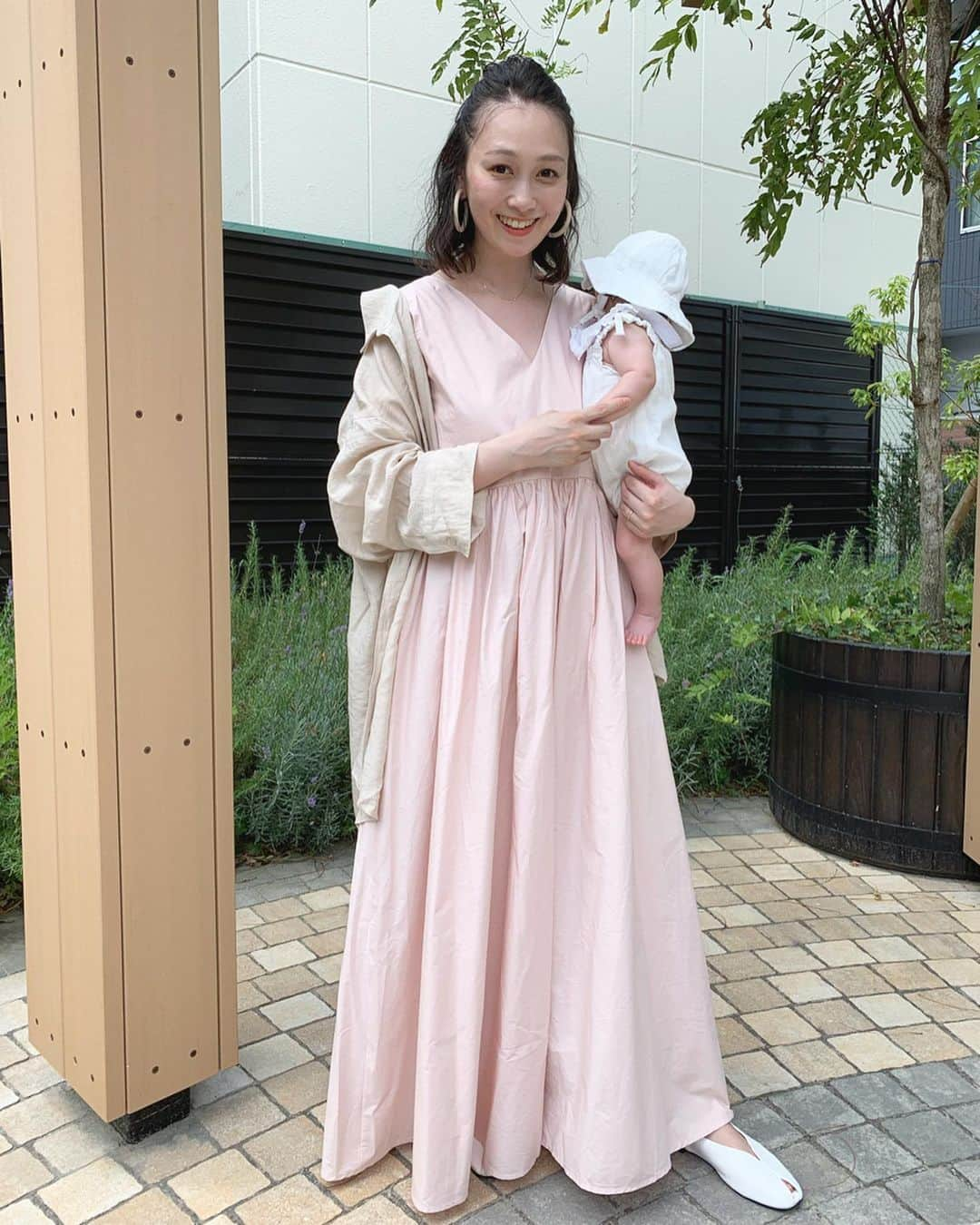 保木ちひろさんのインスタグラム写真 - (保木ちひろInstagram)「授乳の合間にお散歩〜👶🏻💛 首しっかりしてきて抱っこしやすくなってきた🤱🏻✨ けど、まだ完璧に首すわってないから 歩いたり動く時は支えとかないと怖い😖 ・ ベビカーで出掛けてみたけど 動くの止まるとグズる😂 まだ慣れてないからなのかな？ 慣れてくれたら電車乗ってお出かけできそうかな🥺🙏🏻💗 ・ @mite__official のワンピースやっと着れた💕💕やっぱり可愛すぎる👗 それにしても暑いぃ☀️ 出産してシミ増えたからこれ以上増やしたくなくて焼けたくない☀️ そんなお歳😂 #生後3ヶ月#3m4d #女の子べビー#女の子ママ#新米ママ#ママコーデ#miteselect #ミテガール #ミテジョ」8月12日 20時08分 - hokichihiro