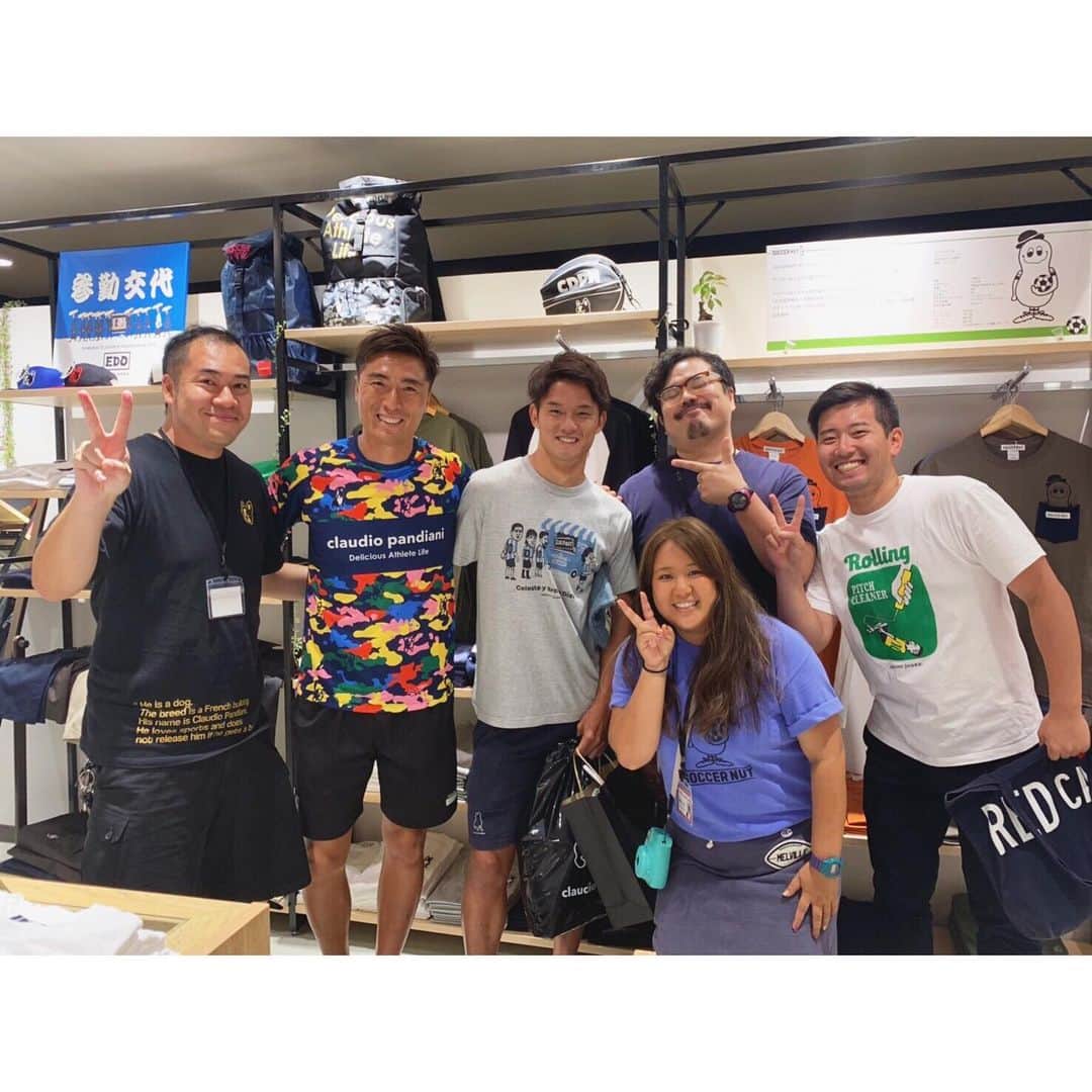 北野貴之さんのインスタグラム写真 - (北野貴之Instagram)「お盆初日。最高の日となりました。 イベントを企画して下さり、いつもお世話になるサッカージャンキー様。 ありがとうございました。 そして、大阪、大宮、東京、神奈川、宮崎、鳥取、新潟、秋田と様々な出身地の皆様とお逢いできたこと。 全国で応援して下さる皆様が、今日という日に足を運んでくれたからこそ、この時間が、幸せな時間となりました。 胸いっぱいで、本当にありがとうございました！  サインをしたり、握手をしたり、ハグをしたり、全ての一瞬一瞬を自分のモチベーションに変え、鳥取県で歩み続けます。  そして、本日受け取った、皆様からの愛と勇気をもって、本日北海道へ帰ります！  明日は、早朝からお墓を磨き、お墓に手を合わせ、多くの皆様から受け取った愛で、御先祖様、皆様に感謝の気持ちをお届けします。 本当に最高の時間をありがとうございました。  #イベント#皆様#感謝#感激#胸いっぱい#ありがとうございました#ファンが#モチベーション#燃え続ける#理由」8月12日 20時19分 - takashi_kitano