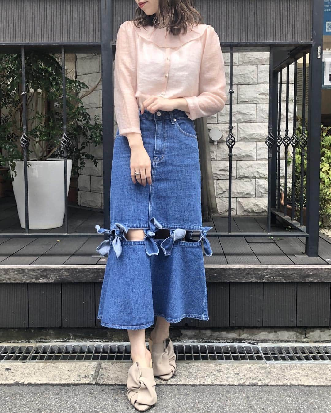 HONEY MI HONEY OFFICIALさんのインスタグラム写真 - (HONEY MI HONEY OFFICIALInstagram)「ribbon denimskirt ¥18,000 chemical.blue freesize  膝の部分がカッティングされ、カジュアルの中にもセクシーさをプラス。 美しいマーメードシルエットでスタイルアップ効果も。  @honeymihoney_official  @honeymihoney_style  #HONEYMIHONEY #ハニーミーハニー #fashion #原宿 #表参道 #心斎橋」8月12日 20時19分 - honeymihoney_official