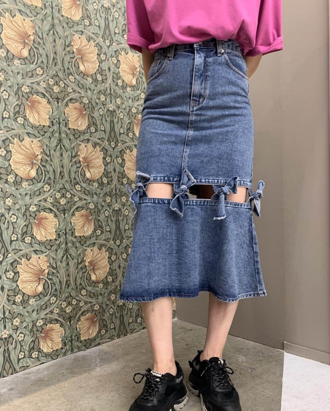 HONEY MI HONEY OFFICIALさんのインスタグラム写真 - (HONEY MI HONEY OFFICIALInstagram)「ribbon denimskirt ¥18,000 chemical.blue freesize  膝の部分がカッティングされ、カジュアルの中にもセクシーさをプラス。 美しいマーメードシルエットでスタイルアップ効果も。  @honeymihoney_official  @honeymihoney_style  #HONEYMIHONEY #ハニーミーハニー #fashion #原宿 #表参道 #心斎橋」8月12日 20時19分 - honeymihoney_official