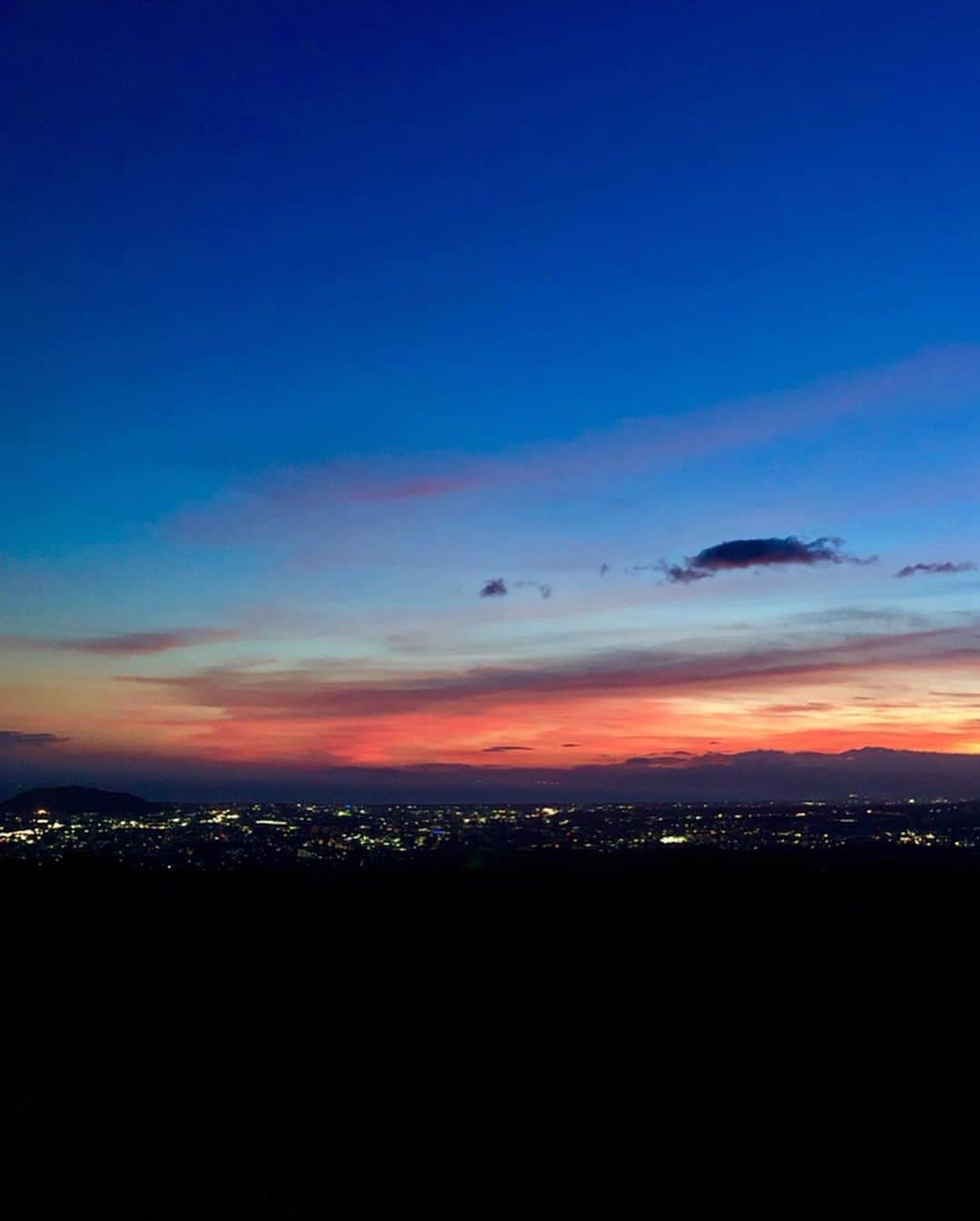 三島スカイウォーク／公式さんのインスタグラム写真 - (三島スカイウォーク／公式Instagram)「📸🌙❤️ . 閉園後に三島スカイウォークからとっても綺麗な写真が撮れたので皆さんにご紹介します✌️💙 . 夕景から夜景へと変わる貴重な時間に綺麗な富士山の写真が撮れました🥺✨✨ . 吊橋からは富士山や駿河湾を一望できます🎶 . 夏休みはぜひ三島スカイウォークへお越しください😆 . #三島スカイウォーク #スカイウォーク #静岡 #箱根 #伊豆 #三島 #観光 #吊橋 #吊り橋 #日本一 #富士山  #空をあるこう森とあそぼう #夏 #夏休み #夕日 #夕景 #ライトアップ #夜景 #mishimaskywalk #skywalk #japan #MountFuji #shizuoka #travel #trip #fun #instagood #nature #beautiful #followme」8月12日 20時11分 - mishima_skywalk