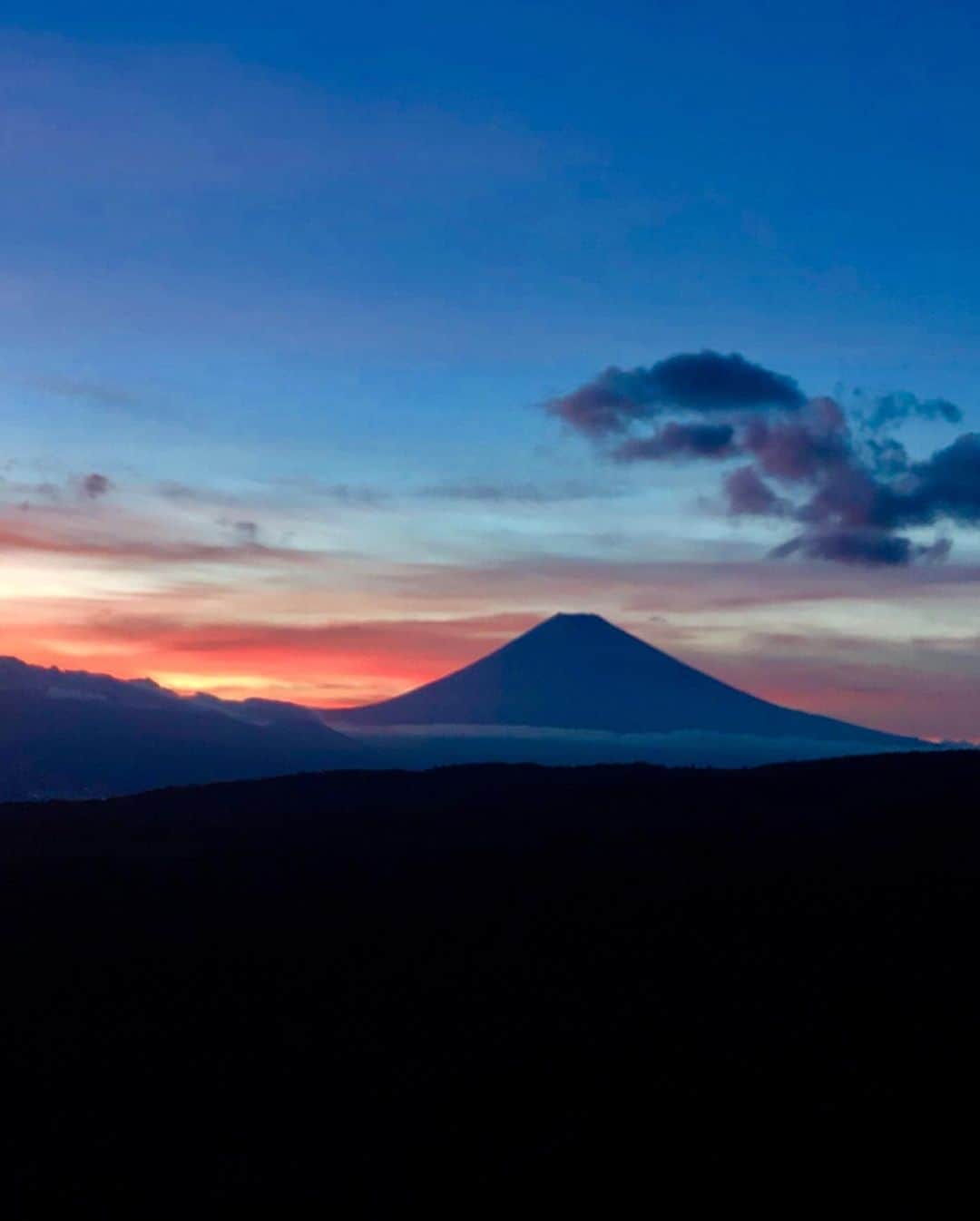 三島スカイウォーク／公式さんのインスタグラム写真 - (三島スカイウォーク／公式Instagram)「📸🌙❤️ . 閉園後に三島スカイウォークからとっても綺麗な写真が撮れたので皆さんにご紹介します✌️💙 . 夕景から夜景へと変わる貴重な時間に綺麗な富士山の写真が撮れました🥺✨✨ . 吊橋からは富士山や駿河湾を一望できます🎶 . 夏休みはぜひ三島スカイウォークへお越しください😆 . #三島スカイウォーク #スカイウォーク #静岡 #箱根 #伊豆 #三島 #観光 #吊橋 #吊り橋 #日本一 #富士山  #空をあるこう森とあそぼう #夏 #夏休み #夕日 #夕景 #ライトアップ #夜景 #mishimaskywalk #skywalk #japan #MountFuji #shizuoka #travel #trip #fun #instagood #nature #beautiful #followme」8月12日 20時11分 - mishima_skywalk