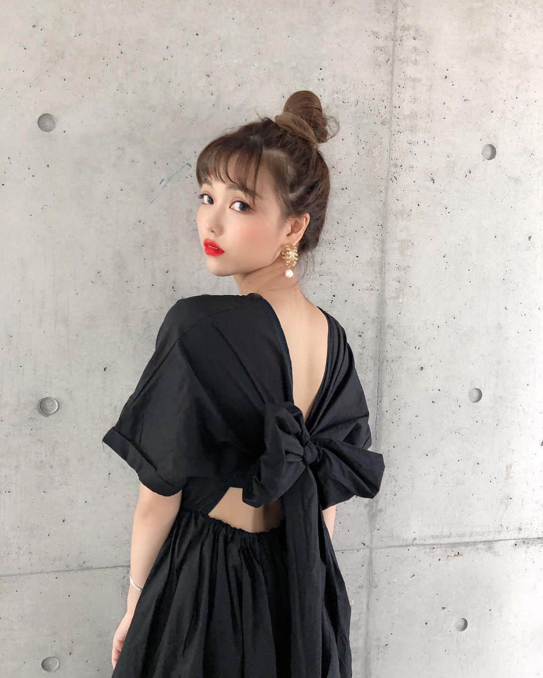 石川晶子（あきぽよ）さんのインスタグラム写真 - (石川晶子（あきぽよ）Instagram)「今日から韓国出張🇰🇷 最近お気に入りのワンピースは @vriacharme.shop のお洋服の バックリボンワンピース。 オードリーヘップバーン風🌹 . 韓国でまたいっぱい更新するね💗 . . #韓国ファッション #ばりあしゃるむ #vriacharme #ワンピース #バックリボン #ブラックワンピ #ブラックコーデ #オードリーヘップバーン」8月12日 20時11分 - i_am____aki