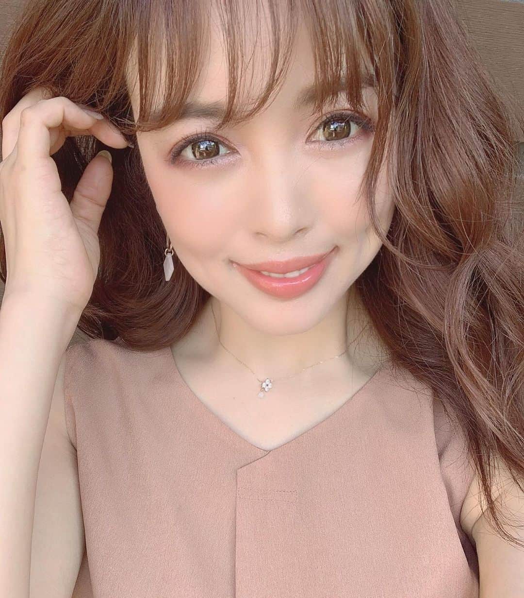 のインスタグラム：「暑中見舞い申し上げます♡﻿ ﻿ 今年も異常な暑さだけど、﻿ しっかり睡眠とって、栄養とって、水を飲んで﻿ 無理なく乗り切りましょう💓！！﻿ ﻿ 暑いってなんか﻿ イライラポイント増しちゃう事ってあるけど、﻿ ﻿ 朝とか舌打ちされたりすると悲しくなるよね☻﻿ みんな暑いの同じなのに！w﻿ ﻿ そんな時こそ、﻿ 口角上げていこう(^^)♡﻿ ﻿ イライラしても、暑さが和らがないからね(◍⁃͈ᴗ•͈)४४४♡* ﻿ ﻿ みんながHappyな夏休みでありますように♡」
