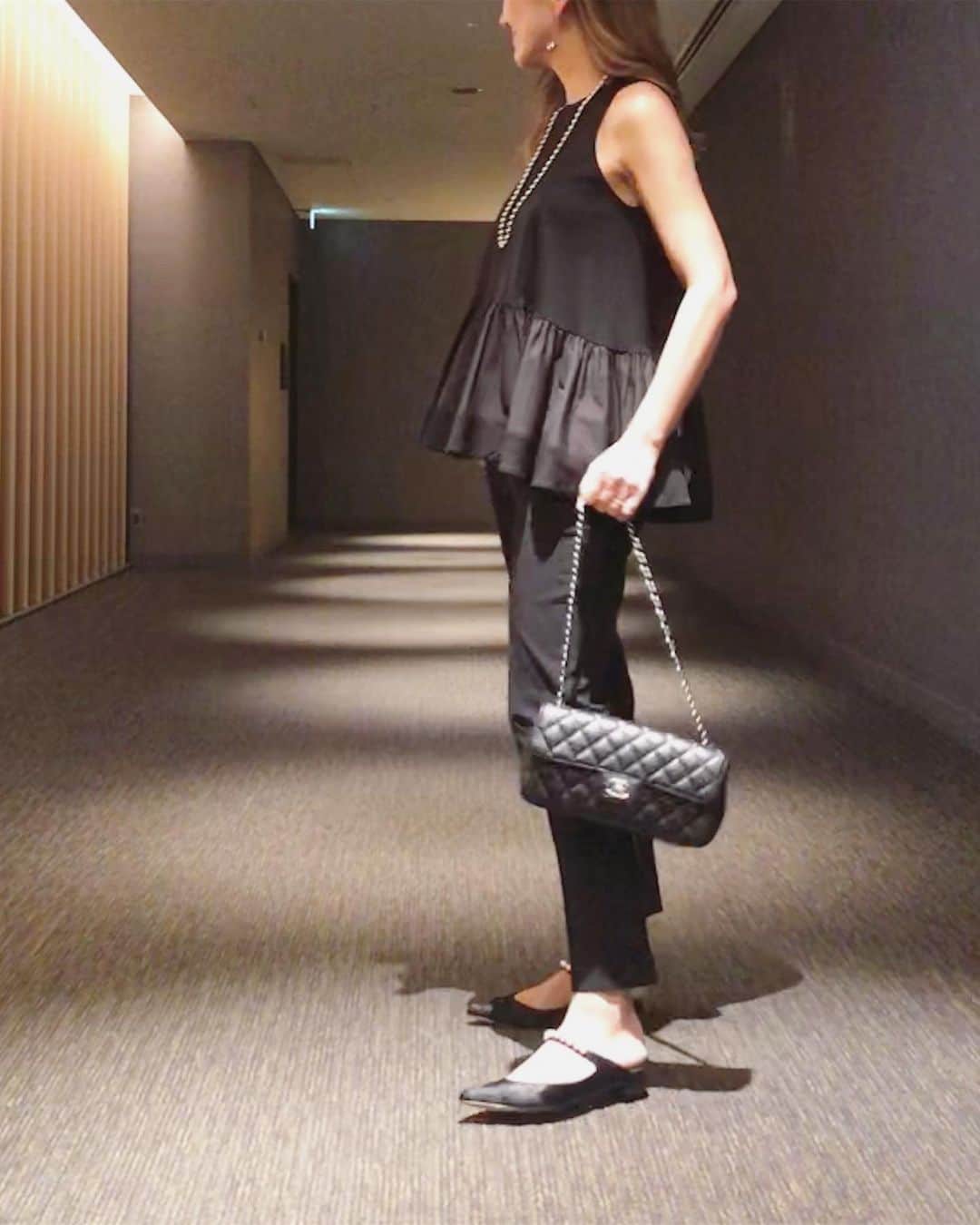のインスタグラム：「昨夜はブラックコーデ‬‪︎❤︎‪︎ 長女と2人、ゆっくりご飯を食べながらたくさん話しました😊 * 届いたばかりのパール付きの靴がツボすぎて初おろし✨ Tops: #yokochan  Pants: #tommorowland Shoes: #tsurubymarikooikawa  Bag: #chanel  #fashion #cordinate #seadsmara  #ヨーコチャン #トゥモローランド #ツルバイマリコオイカワ #シャネル #ママコーデ #ブラックコーデ」