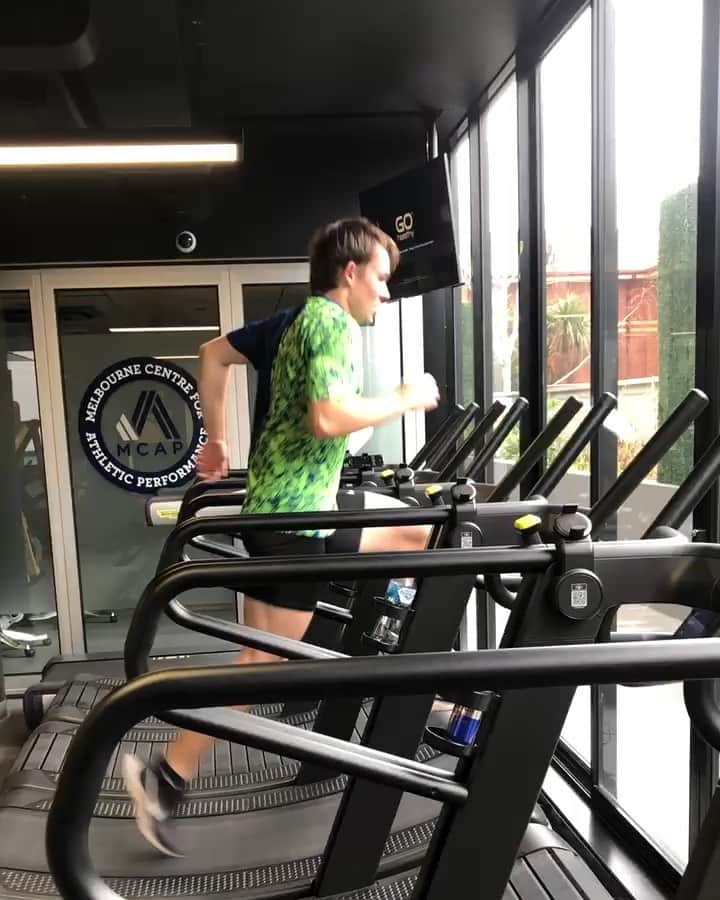 ジャック・ヘイルのインスタグラム：「Last rep of a 150,120,100x3 session doing me very dirty 🤢」