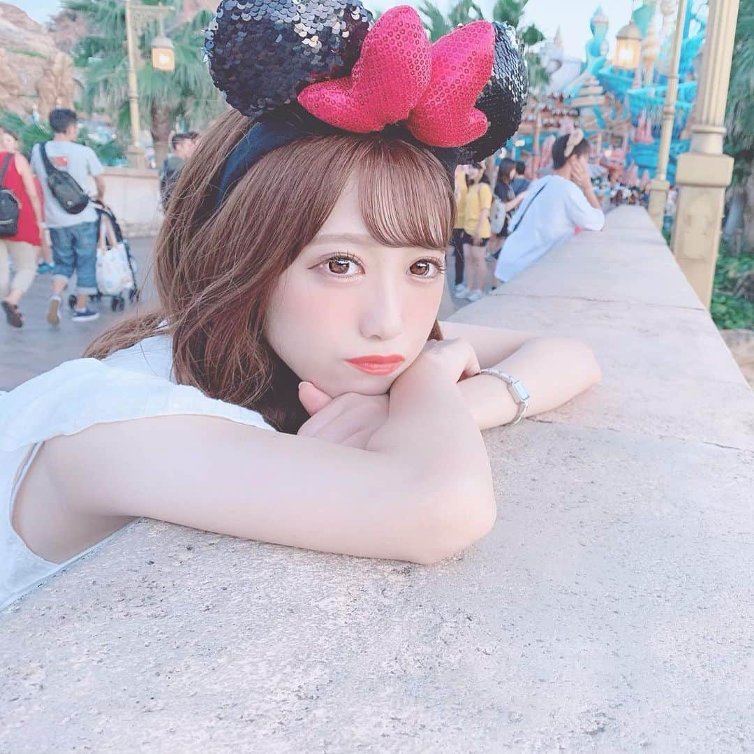 田口未彩のインスタグラム：「❤︎ . . 夕焼けから夜のディズニーシーって本当に綺麗よね🐚 . 疲れた心が癒される、 . . #夏コーデ #コーデ #白ワンピース #白ワンピ #ワンピース #ワンピ #ロングワンピ #ディズニーコーデ #ディズニーシーコーデ #ミニーちゃんコーデ #大人女子 #大人コーデ #カゴバッグ #かごバッグ #セミロング #インスタ映え #映え #ディズニー #ディズニーシー #tds #REDYAZEL #マーメイドラグーン #ディズニー写真スポット」