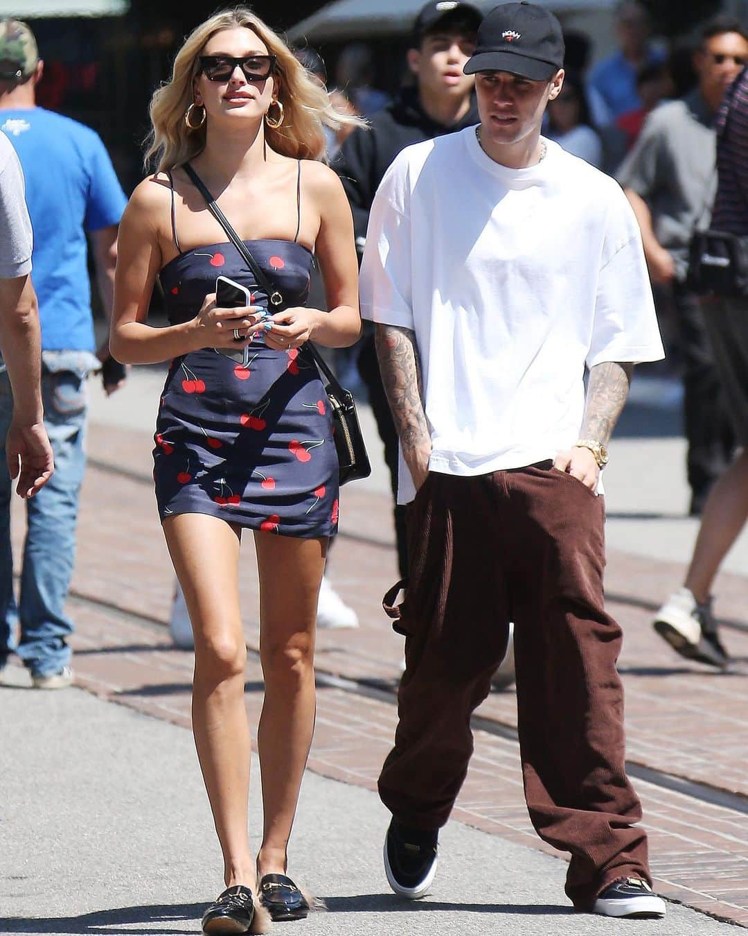 Just Jaredさんのインスタグラム写真 - (Just JaredInstagram)「@justinbieber holds his pants up while walking around The Grove with @haileybieber! #JustinBieber #HaileyBieber Photo: Splash News」8月12日 11時21分 - justjared