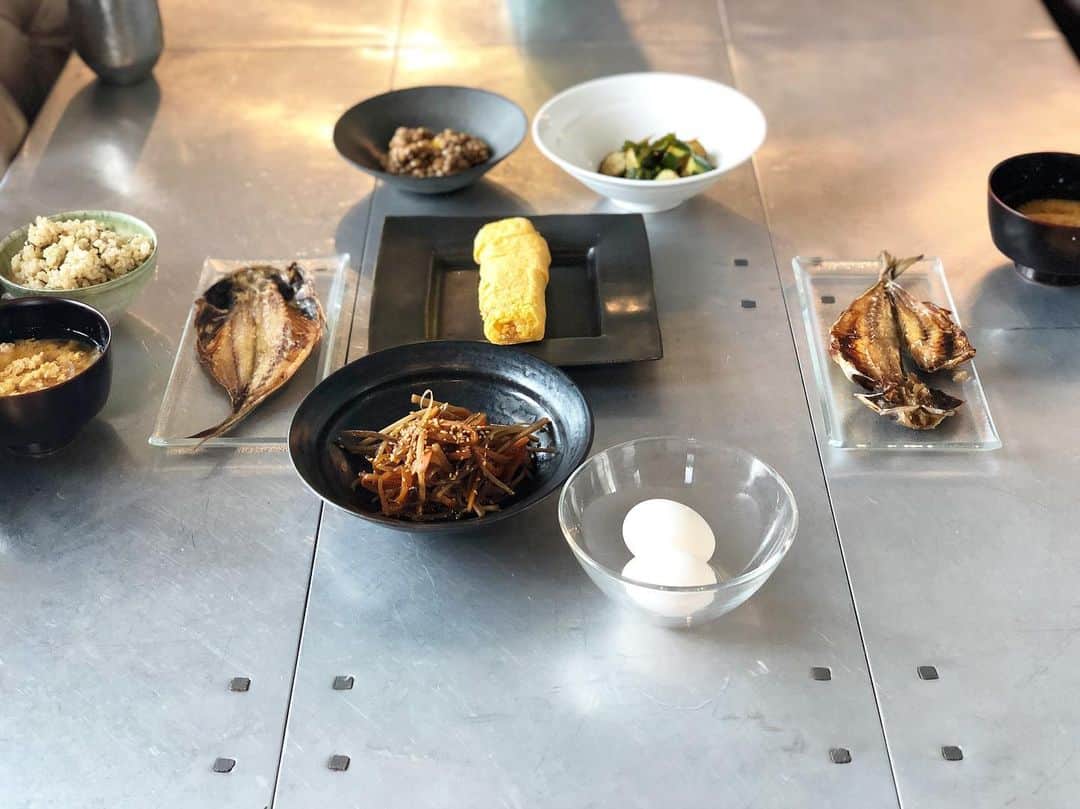 神崎恵さんのインスタグラム写真 - (神崎恵Instagram)「朝ごはん🐟🥚🍚🥒🥕 昨晩の、玄米の高菜じゃこごはん。 たくさん炊きすぎて、今朝ももういちど。 半分食べたら、明太子を混ぜて味変。美味しい❤︎ 昨日のお昼に食べた鰹のタタキは、薬味とレモン、トマトにニンニクとショウガのおろし、ぽん酢をたっぷりで。 #おうちごはん 質問をたくさんいただく、長方形のガラスのお皿は #livingmotif で購入 ここで食卓周りのお皿や用品を購入することが多いです」8月12日 11時22分 - megumi_kanzaki