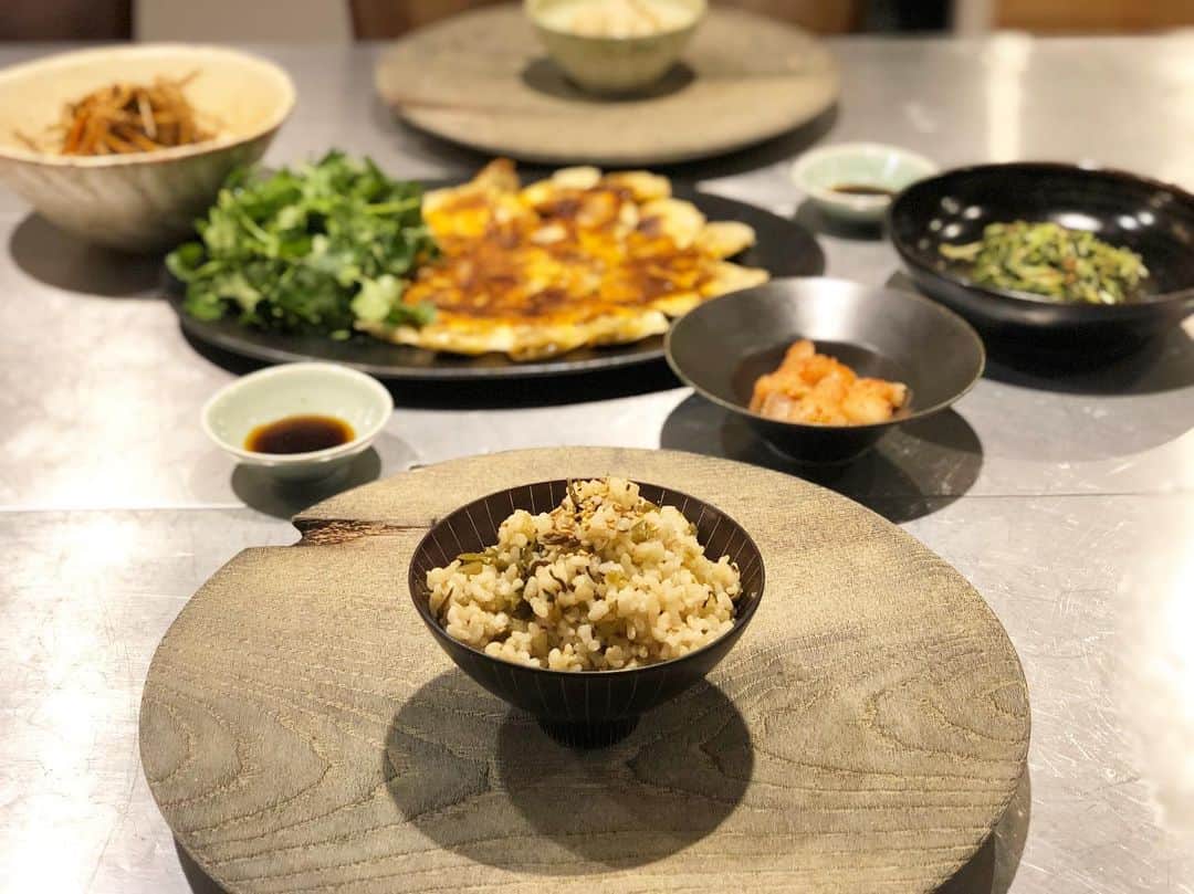 神崎恵さんのインスタグラム写真 - (神崎恵Instagram)「朝ごはん🐟🥚🍚🥒🥕 昨晩の、玄米の高菜じゃこごはん。 たくさん炊きすぎて、今朝ももういちど。 半分食べたら、明太子を混ぜて味変。美味しい❤︎ 昨日のお昼に食べた鰹のタタキは、薬味とレモン、トマトにニンニクとショウガのおろし、ぽん酢をたっぷりで。 #おうちごはん 質問をたくさんいただく、長方形のガラスのお皿は #livingmotif で購入 ここで食卓周りのお皿や用品を購入することが多いです」8月12日 11時22分 - megumi_kanzaki