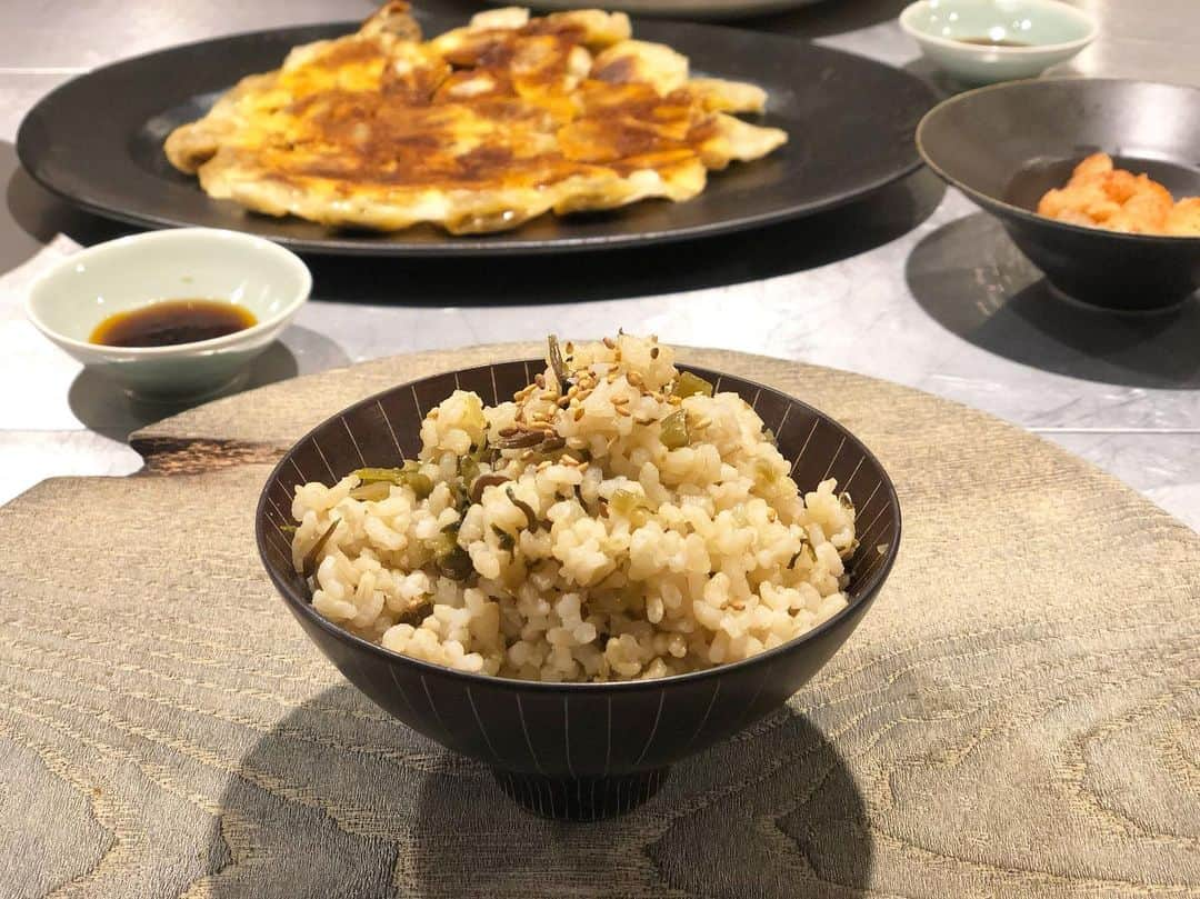 神崎恵さんのインスタグラム写真 - (神崎恵Instagram)「朝ごはん🐟🥚🍚🥒🥕 昨晩の、玄米の高菜じゃこごはん。 たくさん炊きすぎて、今朝ももういちど。 半分食べたら、明太子を混ぜて味変。美味しい❤︎ 昨日のお昼に食べた鰹のタタキは、薬味とレモン、トマトにニンニクとショウガのおろし、ぽん酢をたっぷりで。 #おうちごはん 質問をたくさんいただく、長方形のガラスのお皿は #livingmotif で購入 ここで食卓周りのお皿や用品を購入することが多いです」8月12日 11時22分 - megumi_kanzaki