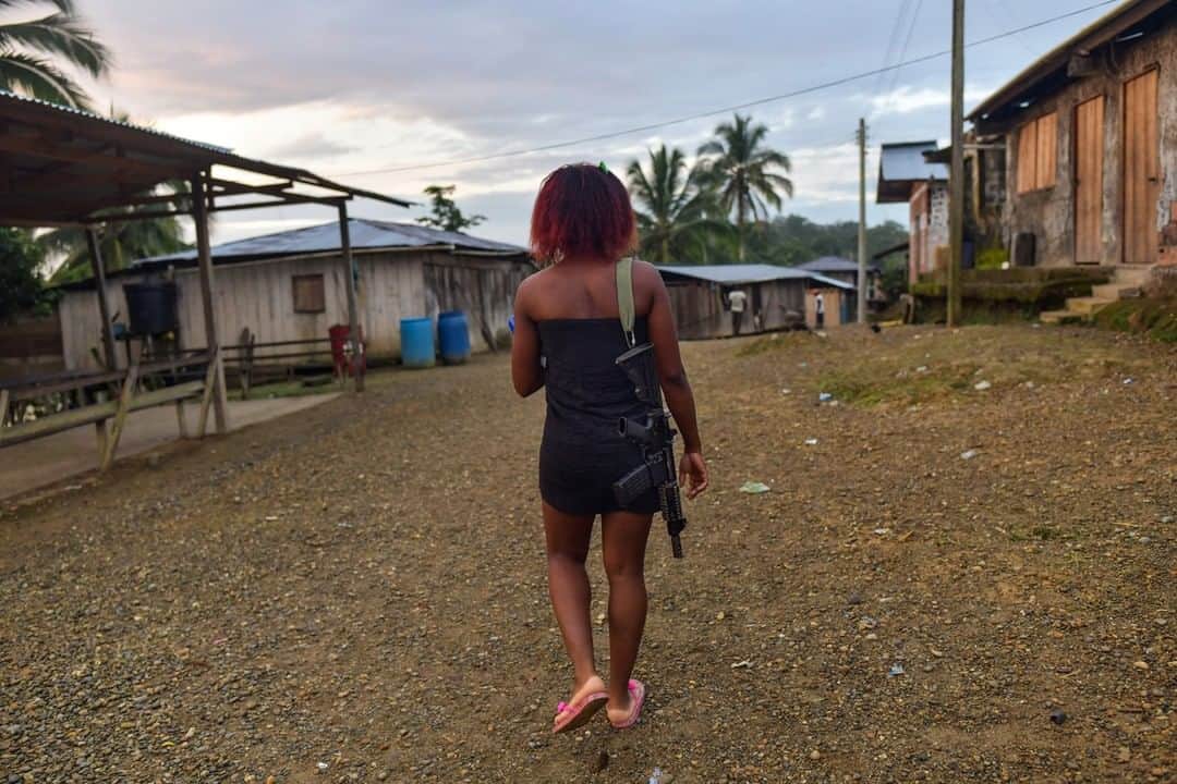 のインスタグラム：「Photo by Lynsey Addario @lynseyaddario | A female member of the ELN walks through a village to bathe by the river after spending the night with her unit in Colombia, February 2019. This is an outtake from a forthcoming story for @natgeo, to be published in November. To see more of my work, follow @lynseyaddario.」
