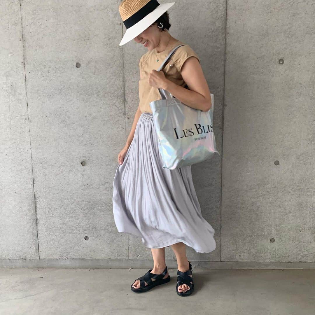 Yukarisuminoさんのインスタグラム写真 - (YukarisuminoInstagram)「今日はゆるゆるファッションで。 最近夏服、何着ようか悩んじゃうなぁー真夏っぽいものは少し飽きて来たけど秋服は暑いしなー、、、 UNIQLOのスカートは秋色の茶色も買い足し決定！使いやすすぎる。 . Tシャツ @grshimamura  スカート @uniqlo #サテンフレアロングスカート  サンダル @zara .  #アラフォーママ #アラフォーファッション #ママファッションプチプラ #ママスタイル #ママスタグラム #ママ #コーディネート #アラフォーコーディネート #アラフォーママコーデ #コーデ女子 #locari #jマダムのおしゃれ #レスブリス #夏コーデ #小学生ママ #UNIQLO購入品 @uniqlo_ginza #ユニクロコーデ #ユニクロスカート族」8月12日 11時30分 - yukarisumino