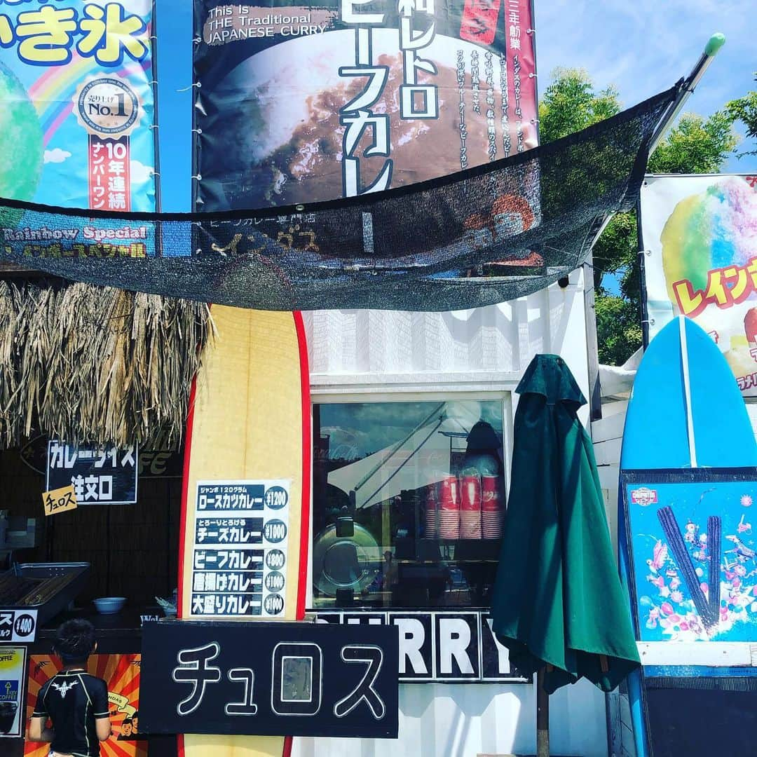 海の中道サンシャインプールさんのインスタグラム写真 - (海の中道サンシャインプールInstagram)「本日のサンシャイングルメのご紹介は、スライダープールに向かう途中にある「アロハカフェ」です‼️カレー🍛にケバブ🥙にチュロスにシェイブアイス🍧とみんな大好きなメニューが揃ってマス😆シェイブアイスとフラッペは特にメニューが豊富ですよ〜😋😋😋 8/11(日)までの本年入場者数:97,471名  #サンシャインプール #海の中道サンシャインプール #sunshinepool #海の中道海浜公園 #海の中道 #うみなか #uminonakamichiseasidepark #uminonakamichi #uminaka #夏 #夏休み #福岡の夏 #summer #晴れ #福岡 #福岡市 #福岡市東区 #fukuoka  #850万人 #850万人突破 #1万人ごとにプレゼント  #10万人突破 #記念品 #記念品贈呈 #プレゼント #次は11万人 #5万人ごとは景品豪華 #サンシャイングルメ #アロハカフェ #ビーフカレー」8月12日 11時43分 - uminaka_sunshinepool