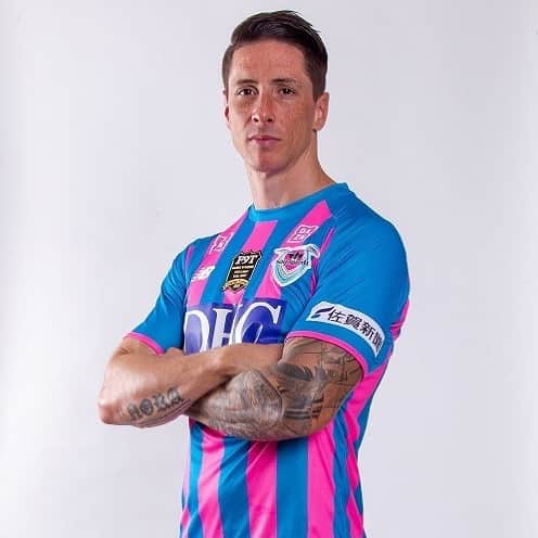 フェルナンド・トーレスのインスタグラム：「www.f9t.net  Enter and you will find many commemorative items for my last game.  Entra y encuentra diferentes artículos conmemorativos para mi último partido .」