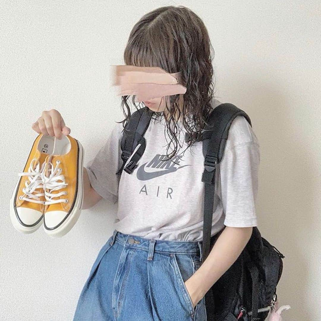 古着女子さんのインスタグラム写真 - (古着女子Instagram)「＼プリントTを着回したい！✨／﻿ ﻿ 古着女子にも人気のプリントT💕﻿ 既に持っている方も多いのではないではないでしょうか？😚﻿ ﻿ でもコーデがマンネリ化しがち…💦﻿ ここで朗報！今回はマンネリを救う着回しコーデ術をご紹介いたします🌈﻿ ﻿ ﻿ 🍎プリントT×デニム﻿ カジュアルの定番のデニム🌟﻿ デニムの中でもプリントTと相性がいいのが、ゆるだぼシルエットのデニム✨﻿ よりカジュアルにかつこなれ感を演出してくれるのでオススメ💕﻿ ﻿ 🍎プリントT×チノ﻿ チノパンやチノスカートとの相性ももちろんバッチリなんです🌼﻿ 古着っぽく着こなしたい方にオススメ✨﻿ シンプルになりすぎないように、ガチャベルトやスニーカーで色味のアクセントを加えてみるといいかも🌟﻿ ﻿ 🍎プリントT×カラーパンツ﻿ 古着上級者さんにオススメなのがカラーパンツ💕﻿ 一見着こなしずらそうですが、プリントTと色味を揃えるだけでコーデに統一感が👍🏻﻿ スニーカーやバッグはシンプルなカラーでまとめると、初心者さんでも挑戦しやすいかも🌈﻿ ﻿ ﻿ プリントTの着回しコーデ術、いかがでしたでしょうか？😍﻿ この夏は着回しでマンネリコーデを卒業しちゃいましょう🌟﻿ ﻿ ﻿ ﻿ ﻿ 🏡古着女子がプロデュースする古着ショップを紹介🏡﻿ ・9090ナインティナインティ @9090s_ 👖👟﻿ ・ひとくち  @o0_hitokuchi_ 🐻🍯﻿ ﻿ ﻿ 🌼公式LINE@→@furuzyo で検索🌼﻿ LINE@だけのお知らせや古着の疑問にも答えます！﻿ ﻿ ﻿ 古着を素敵に着こなしてる女性の方をRepostでご紹介させていただきます🐒写真は全てご本人様に【掲載許諾】をとっております💓﻿ ﻿ ﻿ #フルジョ #古着 #古着女子 #今日のコーデ #お洒落さんと繋がりたい #コーデ #古着コーデ #きょコ #ファッションコーデ #古着男子 #着回しコーデ #服好きな人と繋がりたい #古着好きと繋がりたい #ゆるコーデ #ガーリーコーデ #ガーリー #レディース古着 #スニーカー女子 #着画 #古着mix #古着好き #韓国コーデ #メンズライク #古着ファッション #プリントtシャツ #tシャツコーデ #デニムコーデ #デニムパンツ #デニム好き #夏コーデ﻿ ﻿」8月12日 11時41分 - furuzyo