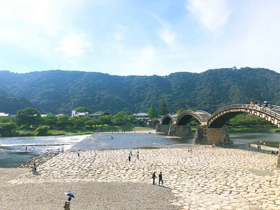 安座間美優さんのインスタグラム写真 - (安座間美優Instagram)「毎日暑いですね☀️ 夏休み・お盆休み、みなさんいかがお過ごしですか？ 私は広島に帰省していました🍁 そして親戚と、隣県の山口県岩国へ車で遊びに行ってきました♡ 山賊や錦帯橋を満喫！ ずっと行きたいと思っていたので行けてよかった✨ 小さい頃にも行ったことあるみたいなんですが、全然記憶がなかったので…笑  みなさん熱中症等気をつけて、楽しい夏を過ごしてください😊 #岩国#広島#山賊#いろり山賊#山賊焼き#山賊むすび#山賊七夕まつり#錦帯橋#岩国錦帯橋#iwakuni#hiroshima#夏休み#お盆休み#帰省#みゅう旅」8月12日 11時42分 - mew_azama