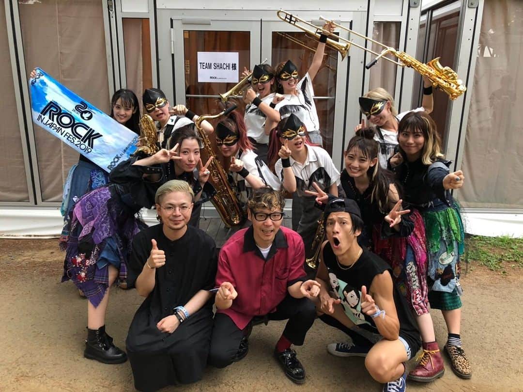 Bunta のインスタグラム：「ロッキン！！TEAM SHACHIのステージ熱かった！！🥁♨️🥁 色んな人に会えて楽しいなー🤩🤩🤩 #teamshachi #rockinjapan  #drumforhappy」