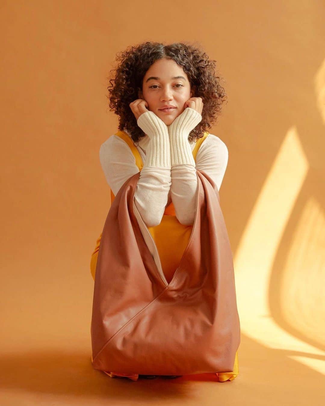グラフ&ランツのインスタグラム：「In the studio with our Yama tote (or mountain tote in Japanese.) An IG favorite that features buttery leather, interior patch pocket and a magnetic closure 👜」