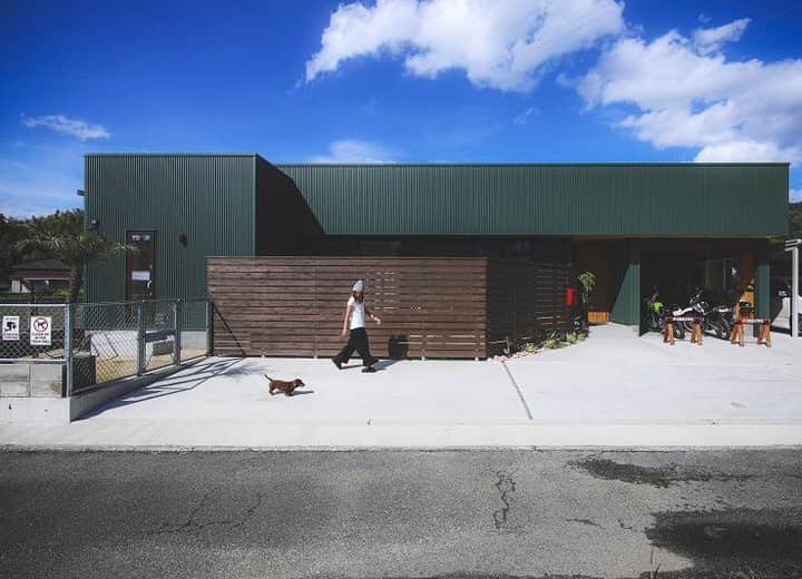 コラボハウス一級建築士事務所さんのインスタグラム写真 - (コラボハウス一級建築士事務所Instagram)「.⠀ 車やバイクが好きなご夫婦がつくったのは⠀ 屋根付きガレージのある家。⠀ .⠀ ダークグリーンのガルバリウムと⠀ 板塀のこげ茶が好相性。⠀ .⠀ 愛犬が遊ぶドッグランには⠀ アメリカンフェンスを使用しました。⠀ .⠀ 世田谷ベースのような⠀ 大人の遊び心あふれる空間です。⠀ #外観 #ファサード #ガルバリウム #ダークグリーン #板塀 #アメリカンフェンス #平屋 #ビルトインガレージ #バイク好き #車好き #アウトドア #世田谷ベース #自分らしい暮らし #デザイナーズ住宅 #注文住宅新築 #設計士と直接話せる #設計士とつくる家 #コラボハウス #インテリア #愛媛 #香川 #新築 #注文住宅#マイホーム」8月12日 12時00分 - collabo_house