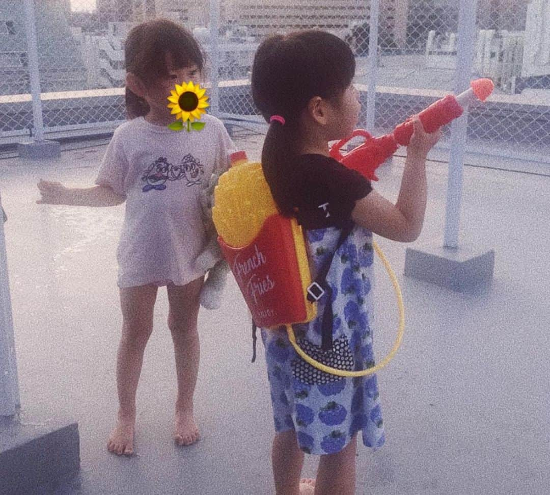 中里亜美さんのインスタグラム写真 - (中里亜美Instagram)「. 地元の幼馴染たちと夏の集い〜🍹🌻🌴🍧🌽🎐🍻 小学校、中学校…保育園から一緒の子も！ 会うとすぐ時代が蘇っちゃう🤪 何十年も一緒に居られるって嬉しいね〜😍 みんなの子供が可愛すぎちゃって〜🥺🥺🥺 いつか自分の子供たちとコラボさせるのが楽しみ🍥 ─── #地元 #品川 #幼馴染 #同級生 #光陰矢の如し #定期的に逢いたい #ビニールプール #最高 #容赦ない #品川ゴリラ #ずぶ濡れアミーゴ」8月12日 11時57分 - __ami__go__