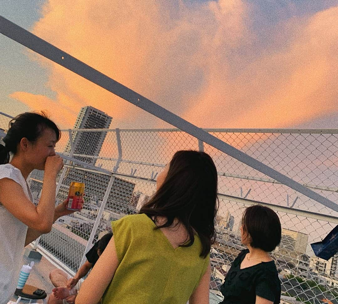 中里亜美さんのインスタグラム写真 - (中里亜美Instagram)「. 地元の幼馴染たちと夏の集い〜🍹🌻🌴🍧🌽🎐🍻 小学校、中学校…保育園から一緒の子も！ 会うとすぐ時代が蘇っちゃう🤪 何十年も一緒に居られるって嬉しいね〜😍 みんなの子供が可愛すぎちゃって〜🥺🥺🥺 いつか自分の子供たちとコラボさせるのが楽しみ🍥 ─── #地元 #品川 #幼馴染 #同級生 #光陰矢の如し #定期的に逢いたい #ビニールプール #最高 #容赦ない #品川ゴリラ #ずぶ濡れアミーゴ」8月12日 11時57分 - __ami__go__