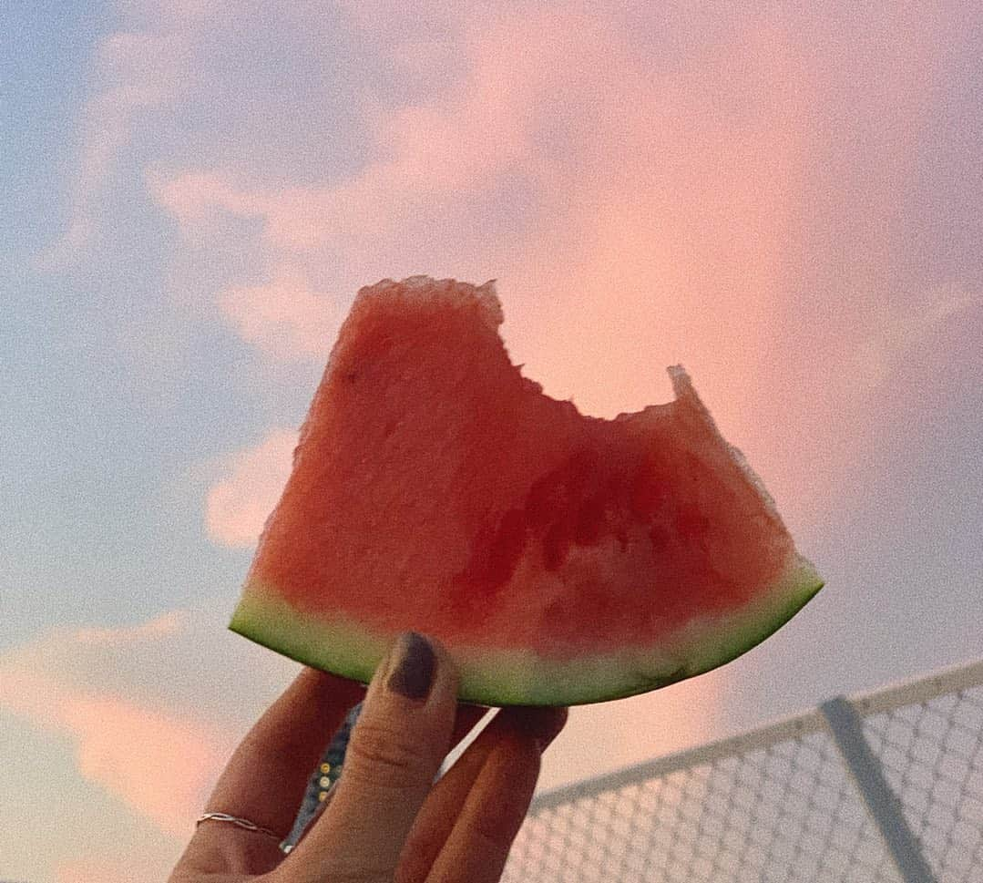 中里亜美さんのインスタグラム写真 - (中里亜美Instagram)「. 地元の幼馴染たちと夏の集い〜🍹🌻🌴🍧🌽🎐🍻 小学校、中学校…保育園から一緒の子も！ 会うとすぐ時代が蘇っちゃう🤪 何十年も一緒に居られるって嬉しいね〜😍 みんなの子供が可愛すぎちゃって〜🥺🥺🥺 いつか自分の子供たちとコラボさせるのが楽しみ🍥 ─── #地元 #品川 #幼馴染 #同級生 #光陰矢の如し #定期的に逢いたい #ビニールプール #最高 #容赦ない #品川ゴリラ #ずぶ濡れアミーゴ」8月12日 11時57分 - __ami__go__