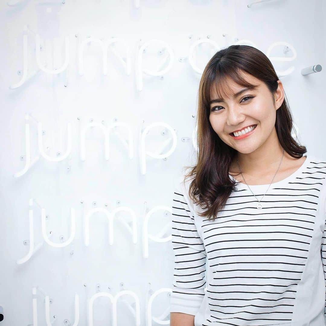 jump one（ジャンプワン）さんのインスタグラム写真 - (jump one（ジャンプワン）Instagram)「. . 6月にOPENした千葉県初のスタジオ jump one Funabashi にはもう行かれましたか？ . フロントスペースにある POPなイラストで埋め尽くされた〝インスタ映え”する壁面が大好評ですが、 実はその他にもまだフォトスポットがあるんです！ . それがこちら！ ロッカー手前にある「jump one」 がたくさん並んだ照明！ 壁に設置された、白いネオンサインが目を惹きます。 . Maho や  Miki.M のように この照明をバックに写真を撮ってみてはいかがでしょうか？ いつもと違う雰囲気を演出できますよ♪ . 皆様も各店舗でフォトスポットを見つけてみてくださいね！ お写真を撮られたら ＃jumpone を付けた投稿をお待ちしております！ . . #jumpone #ジャンプワン #diet #ダイエット #筋トレ #トレーニング #ボディメイク #フィットネス #ワークアウト #ストレス発散 #エクササイズ #有酸素運動 #トレーニング女子 #腹筋割りたい #ジム女子 #暗闇フィットネス #トランポリンダイエット #暗闇トランポリン #トランポリンフィットネス #美ボディ #美body #サマー #駅近ジム #船橋#千葉 #インスタスポット」8月12日 12時10分 - jumpone_official