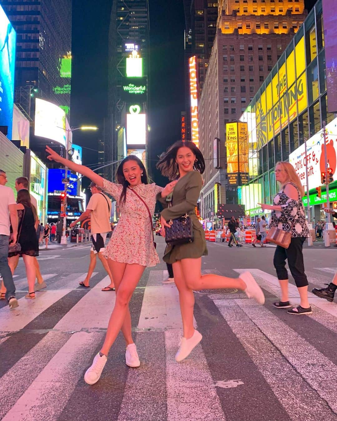 Kim Chiuさんのインスタグラム写真 - (Kim ChiuInstagram)「endless reminiscing with this one, remembering our kalokohan before.., laugh here and there, stories this and that. 😅 from wedge, heels to white sneakers now!!!👡👠👟 hahaha 😝 some things never change!! still the same us!!! 👯‍♀️💗. fun times in time square at 1am!.🇺🇸 . .  congrats on #killerbride mamaya na!!!😉 @iammajasalvador」8月12日 12時05分 - chinitaprincess