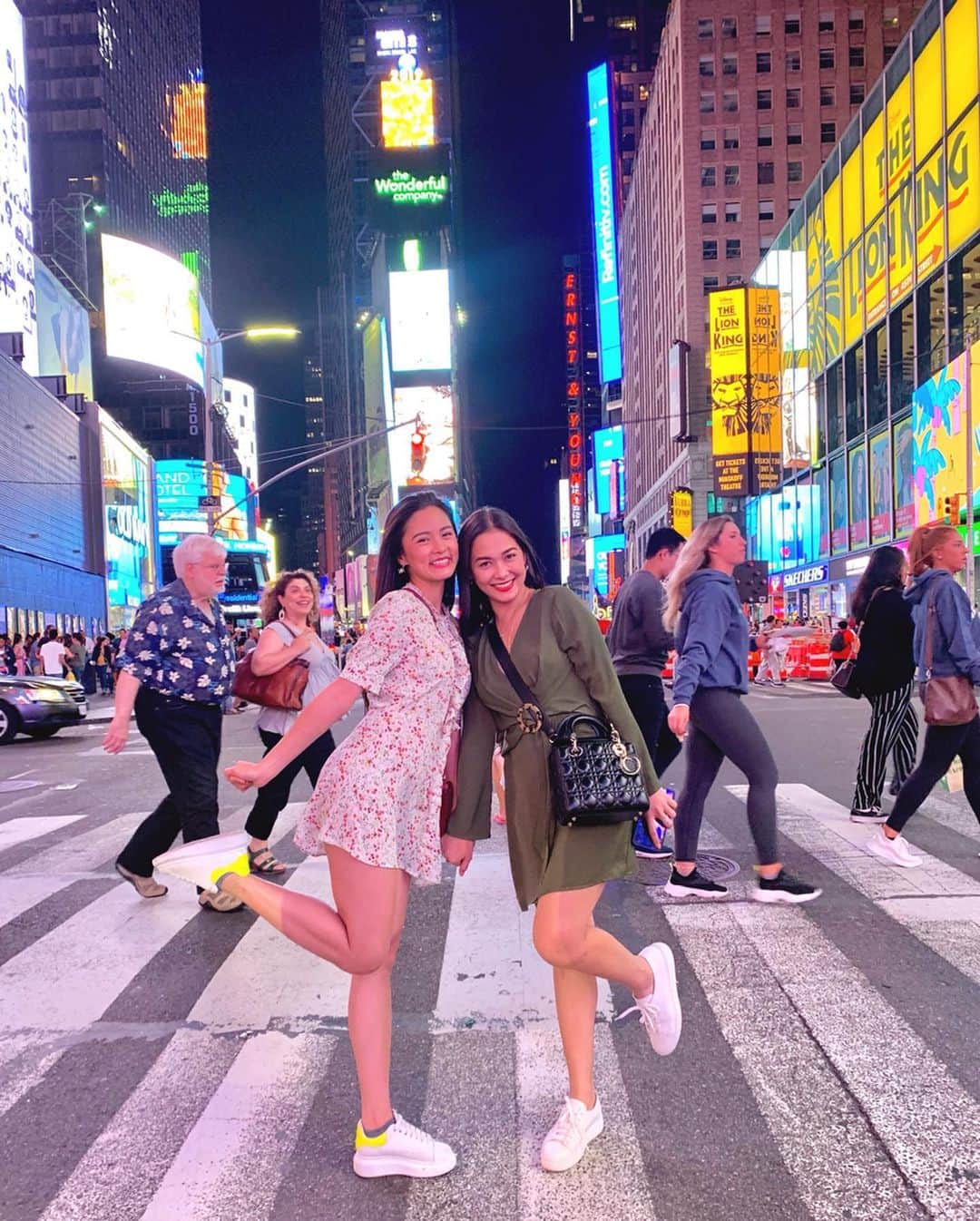 Kim Chiuさんのインスタグラム写真 - (Kim ChiuInstagram)「endless reminiscing with this one, remembering our kalokohan before.., laugh here and there, stories this and that. 😅 from wedge, heels to white sneakers now!!!👡👠👟 hahaha 😝 some things never change!! still the same us!!! 👯‍♀️💗. fun times in time square at 1am!.🇺🇸 . .  congrats on #killerbride mamaya na!!!😉 @iammajasalvador」8月12日 12時05分 - chinitaprincess