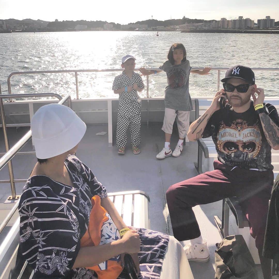 DJ DARUMAのインスタグラム：「8月11日(日) 晴れ🌞 横須賀にある無人島でのDJの仕事に家族みんなで 行きました。夕方に見えた富士山が最高だった。」