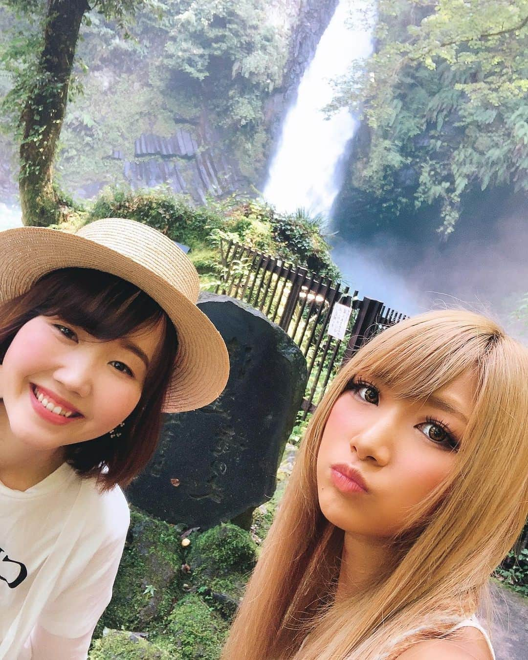 高橋由真さんのインスタグラム写真 - (高橋由真Instagram)「伊豆旅行2日目🚘💕 . 2日目は浄蓮の滝に行ってきたあ！ 天城越えで有名なところなんだね😳！ . 滝と自然が大好きな高橋さんは心が浄化されました🤤❤️ 癒されるよねーーーーーー！！ 水も綺麗でわさびも有名みたいだから、わさび丼食べた！(先日のインスタTVに載せた謎の食レポ) . 魚釣りも出来るみたいでやりたかった🎣 でも次があるから断念😂 . 滝って最高！久々に大きな滝見れて幸せーーー♡ . . #伊豆旅行 #2日目 #滝 #浄蓮の滝 #わさび丼 #辛いわ #癒された #天城越え #したのかな #してないかも #自然 #大好き #浄化 #✨」8月12日 12時06分 - yumachi1021