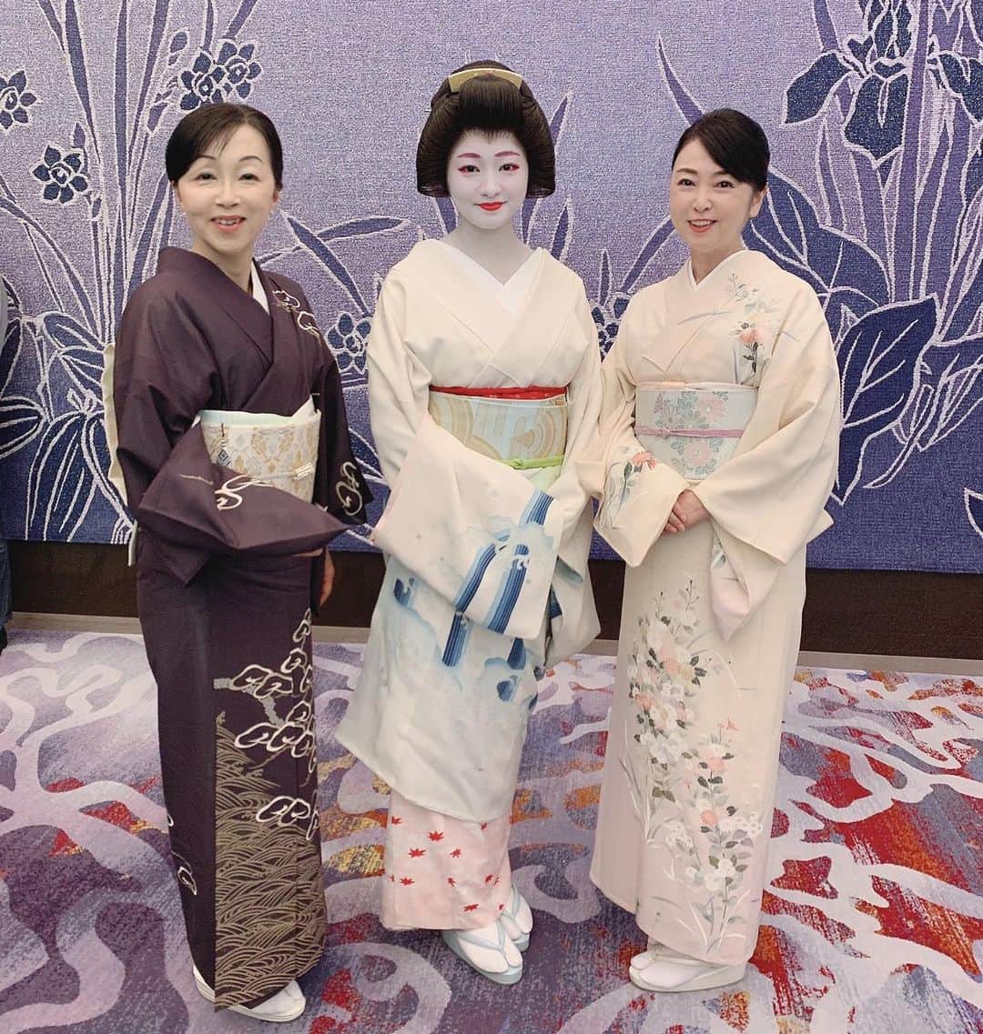 のインスタグラム：「「薄物で集う夏の京都」（ハースト婦人画報社「美しいキモノ」）イベントでは祇園のトップ芸妓の紗月さんと舞妓の美月さんの美しい舞が披露されました。  お二人が各テーブルを回りながらお話をしたり、写真撮影にも快く応じて下さいました。  詳しくは公式ブログにてご覧下さい ‭ https://ameblo.jp/meridian096/entry-12503697017.html  #美しいキモノ  #美しいキモノイベント  #京都 #祇園 #芸妓さん #紗月さん  #舞妓さん  #着物 #着物女子  #着物好きな人と繋がりたい  @kyoto_gion_satsuki  @utsukushiikimono」