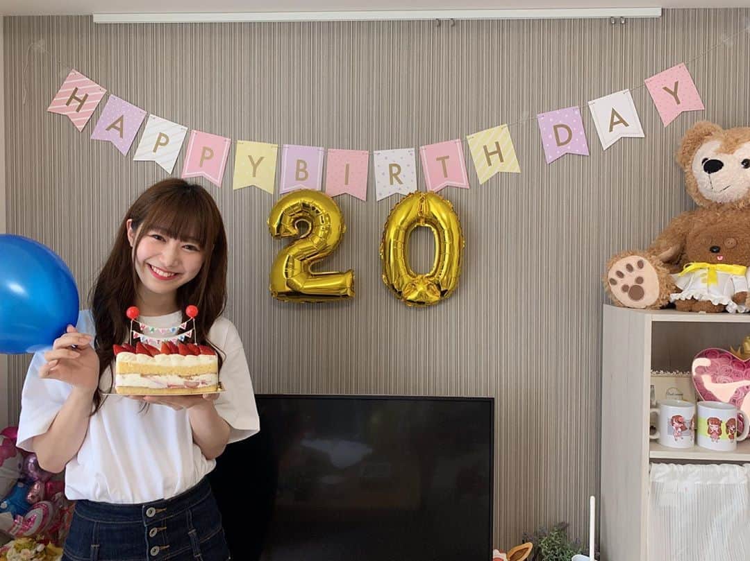 阪上晴香のインスタグラム：「昨日友達の20歳の誕生日をあやはるのお家でお祝いしてん〜🎂🎉 この写真やとはるが誕生日みたい笑笑」