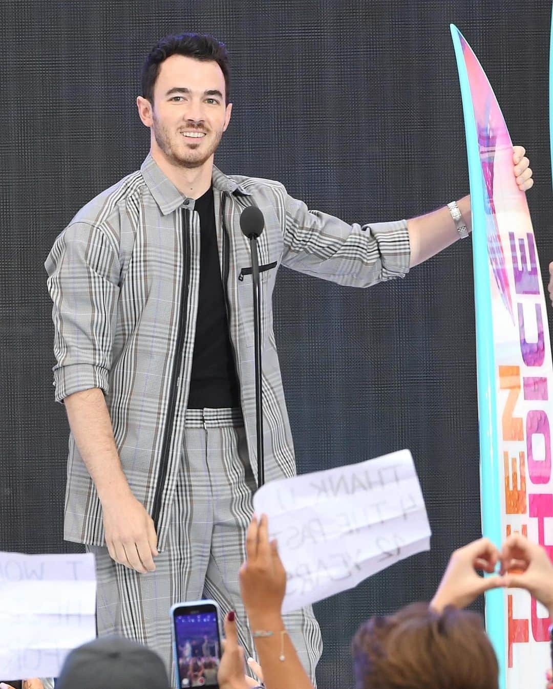 Just Jaredさんのインスタグラム写真 - (Just JaredInstagram)「The @jonasbrothers accepted the Decade Award at the end of the night at the Teen Choice Awards!  #JonasBrothers #NickJonas #JoeJonas #KevinJonas #TeenChoice #TeenChoice2019 #TeenChoiceAwards #TeenChoiceAwards2019 @gettyentertainment」8月12日 12時29分 - justjared