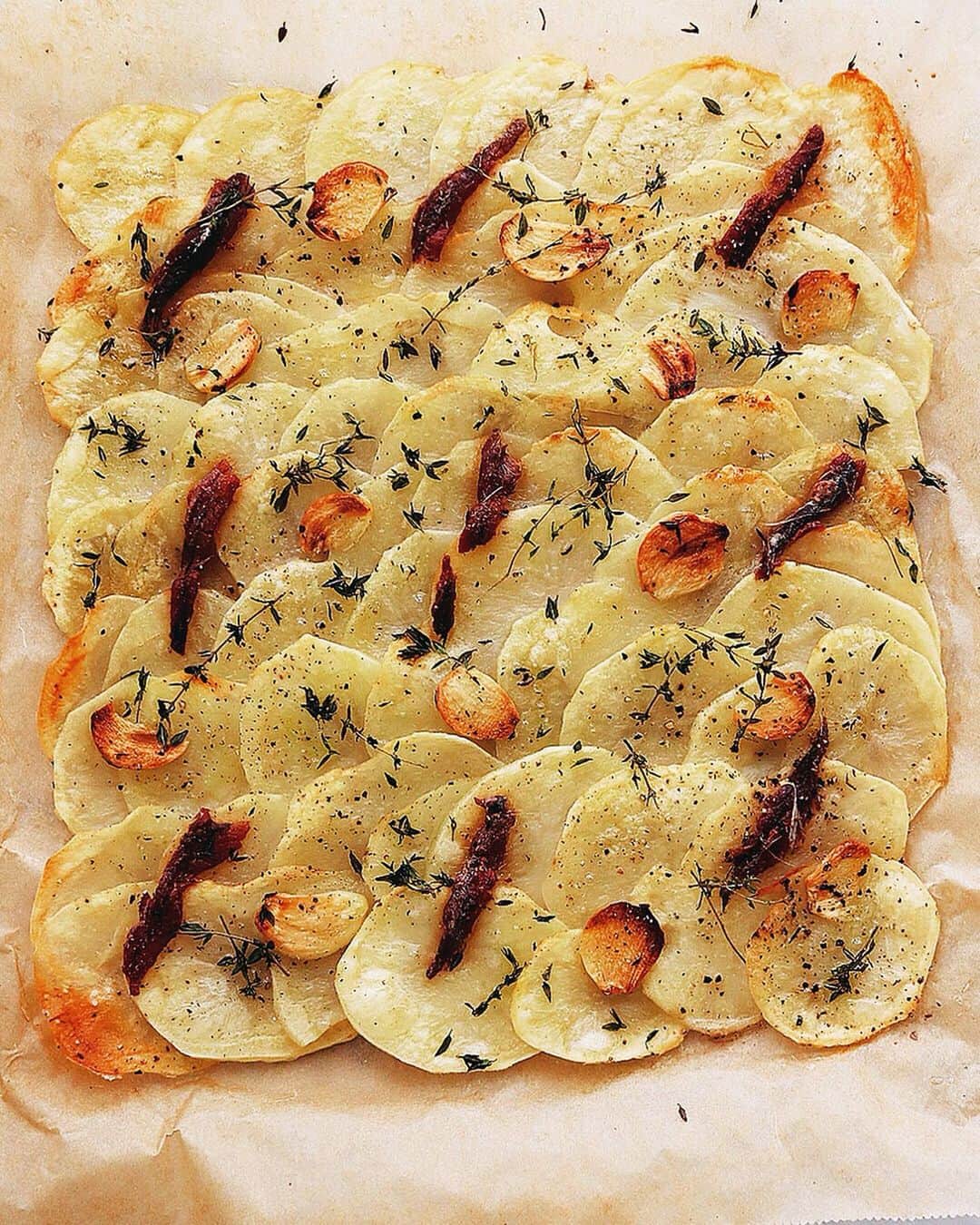 樋口正樹さんのインスタグラム写真 - (樋口正樹Instagram)「Potato Pizza . ランチにポテトピザ。 生地にジャガイモを 薄切りにして並べて、 味付けはアンチョビ、 ガーリック、黒胡椒、 ハーブなど散らして、 オイルを回しかけて、 オーブンでこんがり 香ばしく焼きました。 もちろんビールです。 . . #ポテトピザ #オーブン焼き #ジャガイモ料理 #potatopizza #potato」8月12日 12時43分 - higuccini