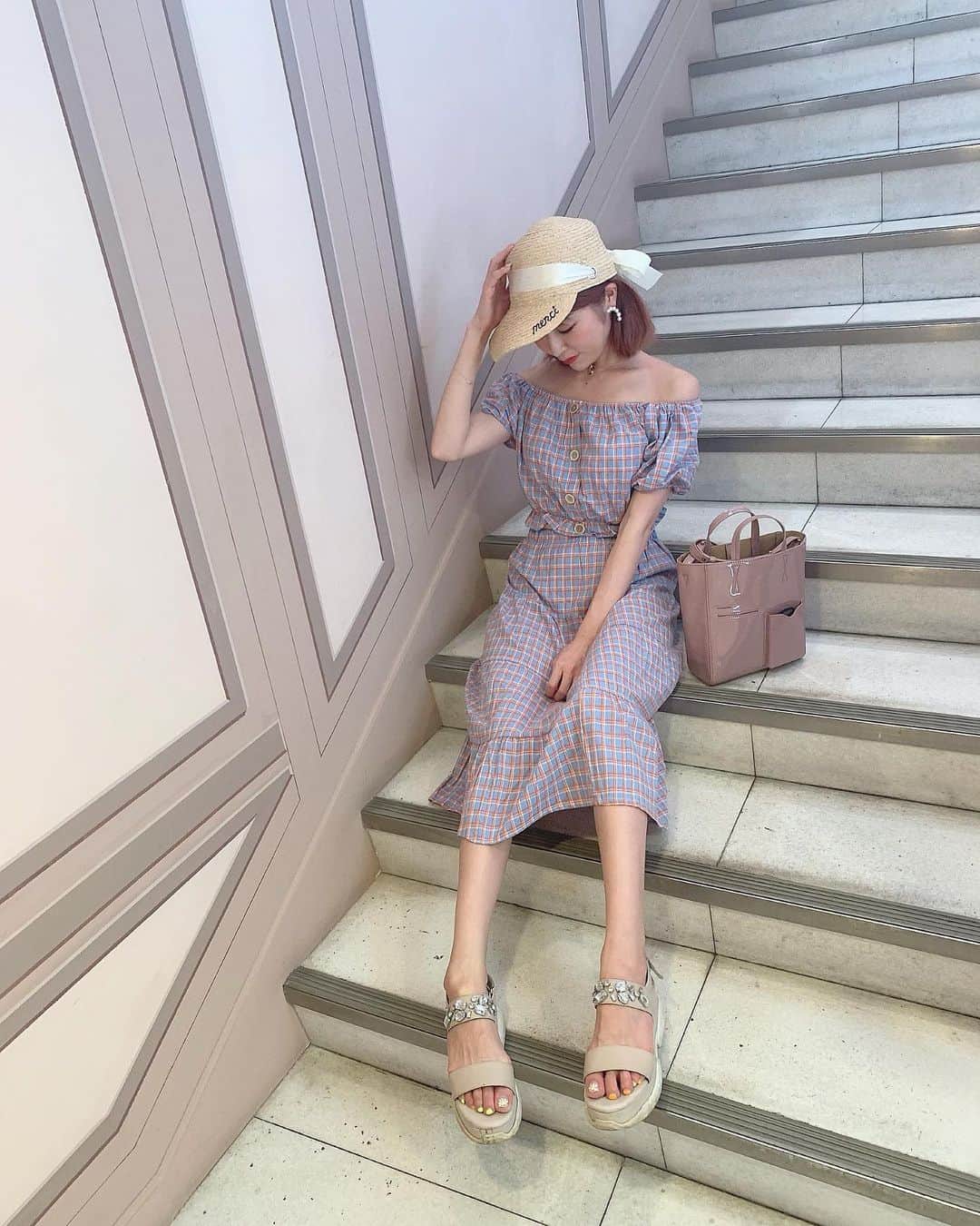 のインスタグラム：「👧⠀ ⠀ セットアップが好きで最近よく着る❤︎ @millea_official_ のギンガムチェックのセットアップに 麦わらキャスケット❤︎ カバンはポケット沢山付いてて便利な @accommode の❤︎ #ギンガムチェック#セットアップ#夏コーデ#코디룩#코디그램#소통#소통해요 #코디네이트#코디#코디스타그램#베이지#베이지코디#데일리코디」