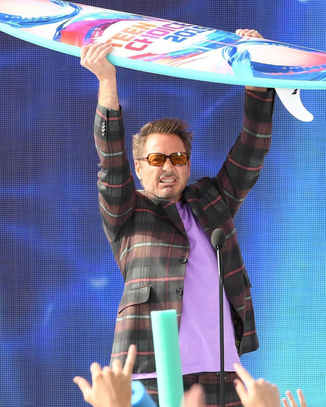 Just Jaredさんのインスタグラム写真 - (Just JaredInstagram)「@robertdowneyjr wins Choice Action Movie Actor at the @teenchoicefox! #RobertDowneyJr #TeenChoice #TeenChoiceAwards Photos: Getty」8月12日 12時39分 - justjared