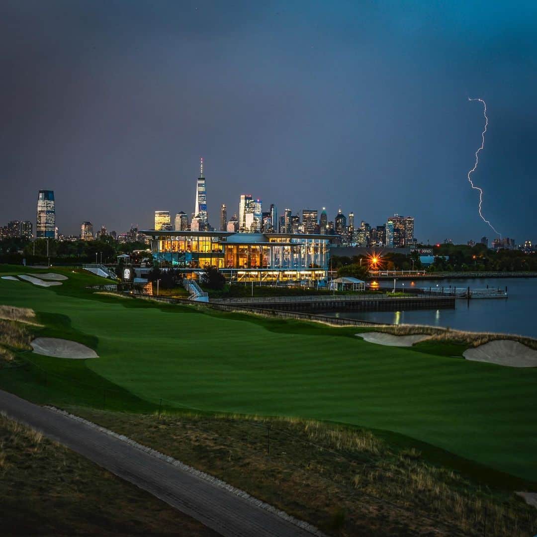 PGA TOURさんのインスタグラム写真 - (PGA TOURInstagram)「It was an electric start to the Playoffs. 🗽  #LiveUnderPar」8月12日 12時39分 - pgatour