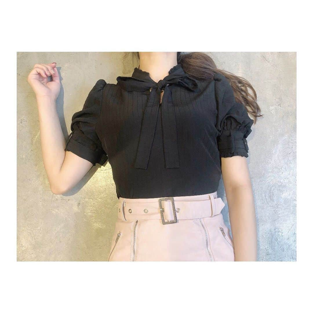 EATMEさんのインスタグラム写真 - (EATMEInstagram)「8.12 update... #EATME #AUGUST #NEW #ITEM #🌹 トップス➡︎8.13発売予定 スカート➡︎8月発売予定 . TOP画面のURLからEATME WEB  STOREをCHECK💁🏻‍♀️ @eatme_japan . フリルネックボウタイブラウス（ #BLOUSE ） ¥9,000（＋tax） COLOR🎨:BLK.MIX SIZE📐:FREE . ジップフェイクレザースカート（ #SKIRT ） ¥11,000（＋tax） COLOR🎨:PNK.BLU.BLK SIZE📐:S.M . #EATME_CODE #eatmejapan #イートミー #fetishmode #2019sseatme #WOODSCAGE #益若つばさ #tsubasamasuwaka #fashion #japan #tokyo #harajuku #osaka #umeda #原宿 #大阪 #梅田エスト #instagood #like4like」8月12日 12時52分 - eatme_japan