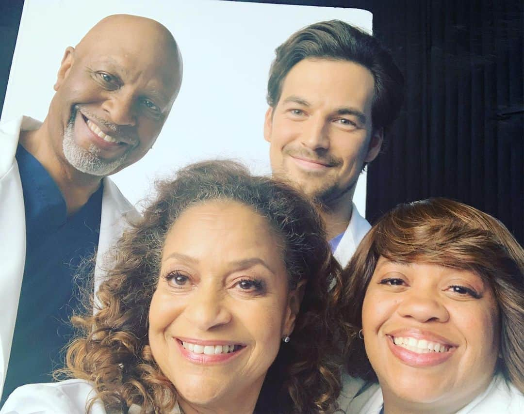 ジャコモ・ジャンニオッティさんのインスタグラム写真 - (ジャコモ・ジャンニオッティInstagram)「Cookin up season 16 of @greysabc for you guys. And surrounded by the best.」8月12日 12時52分 - giacomo_gianniotti