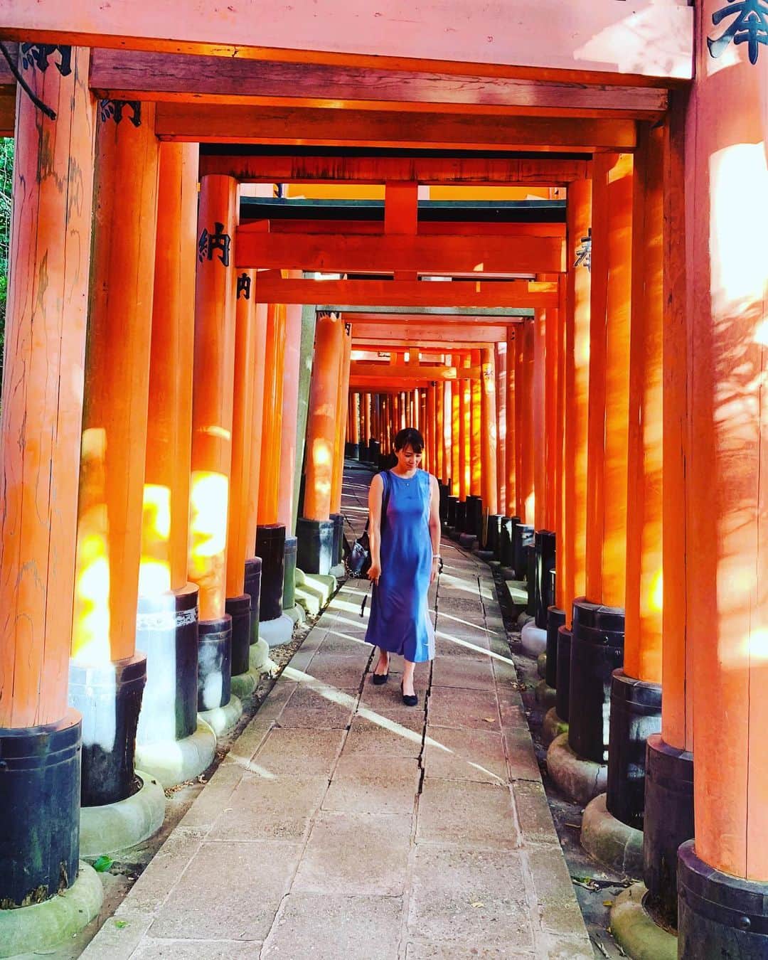 崎山一葉さんのインスタグラム写真 - (崎山一葉Instagram)「伏見稲荷。  34度。  #kyoto #京都 👗#suiteroom」8月12日 12時49分 - kazuha_sakiyama