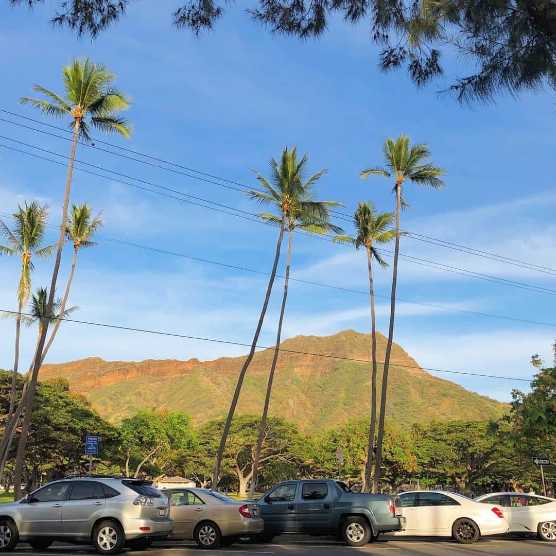 マキ・コニクソンさんのインスタグラム写真 - (マキ・コニクソンInstagram)「今日も優しい穏やかなダイアモンドヘッドです。カピオラニ公園の前の一本道から見えるダイアモンドヘッド好きーっ！❤️ #ハワイのおすそ分け🤙🏼 #アイ ラブ ダイアモンドヘッド❤️」8月12日 12時50分 - makikonikson