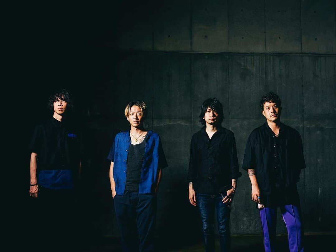 Nothing’s Carved In Stoneさんのインスタグラム写真 - (Nothing’s Carved In StoneInstagram)「【新アー写＆アルバム詳細】﻿ Nothing's Carved In Stone﻿ 10th Album「By Your Side」﻿ 2019.09.25 on sale﻿ Label：Silver Sun Records﻿ ﻿ 【初回限定盤】CD+DVD﻿ DDCZ-9057（SSRA-2002）/ 3,500円（税別）﻿ ﻿ 【通常盤】CD﻿ DDCZ-9058（SSRA-2001）/ 2,800円（税別）﻿ ﻿ CD﻿ 01. Who Is﻿ 02. One Thing﻿ 03. Blow It Up﻿ 04. Alive﻿ 05. Bridges﻿ 06. The Savior﻿ 07. Kill the Emotion﻿ 08. Music﻿ 09. Still﻿ 10. Beginning﻿ ﻿ DVD﻿ ・「Who Is」「Blow It Up」「Beginning」Music Video﻿ ・メンバーインタビュー﻿ ※アルバムについてのソロ＆全員インタビューを収録﻿ ・使用機材紹介﻿ ※メンバー各々が思い入れのある機材を紹介﻿ ﻿ Photo by @nishimakitaichi ﻿ #nothingscarvedinstone #ナッシングス #ncis #silversunrecords #byyourside」8月12日 13時01分 - nothingscarvedinstone