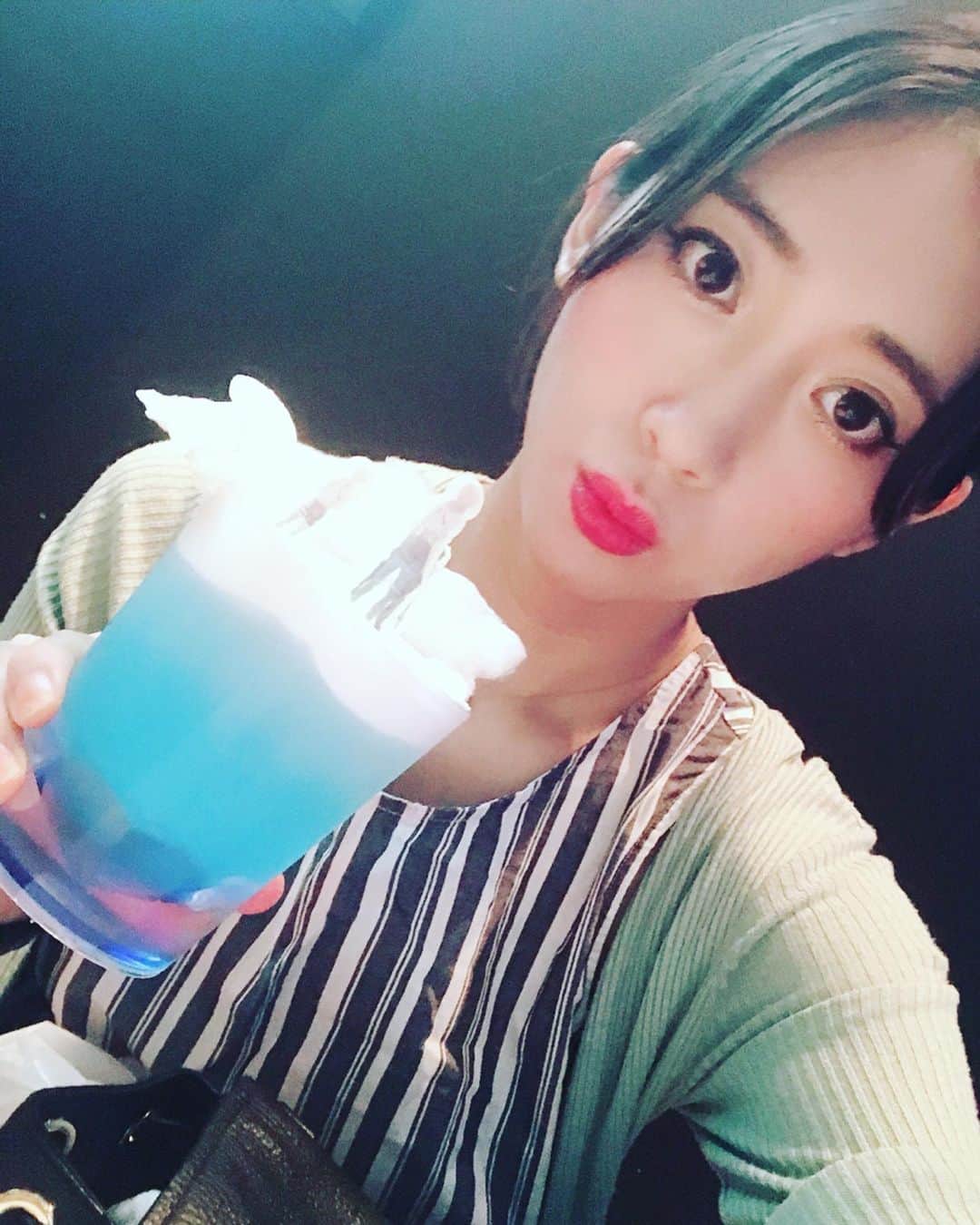 のインスタグラム：「#進撃の巨人展 で私が撮った写真がセンスがなさすぎて😂全然良い写真が撮れなくて泣いたー😂 ・ 私が飲んでるのは、これ全部飲み干せば自由になれるのか？ドリンク ・ 地下室の鍵と雷槍を見れて興奮した！ ・ 記念にグッズのポーチをゲトりまして！ポーチがかっこよくてまぢお気に💜欲しいグッズがありすぎて絞るの大変だった😂 ・ 進撃終わらないで欲しい😭と思った一日でした😭 名シーンありすぎ・・・😭 ・ ・ ・ #進撃の巨人展final」