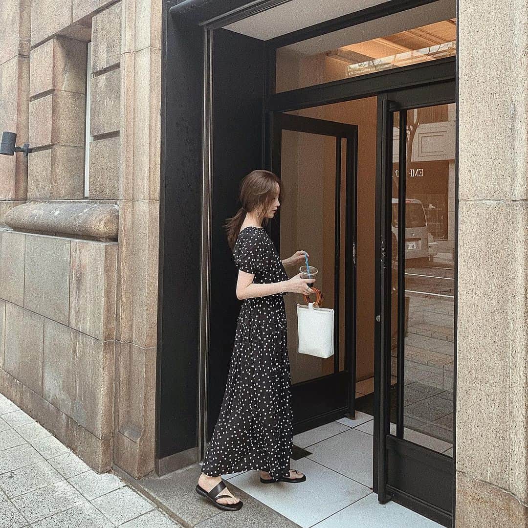 ___mikik___さんのインスタグラム写真 - (___mikik___Instagram)「🕊 ⠀ 暑くて涼しいところに避難しがち 𓂅 限界まで地下を歩く毎日 ⠀ ops、bag…#hyeon @_hyeon_jp  shoes…#zara @zara ⠀」8月12日 12時57分 - ___mikik___