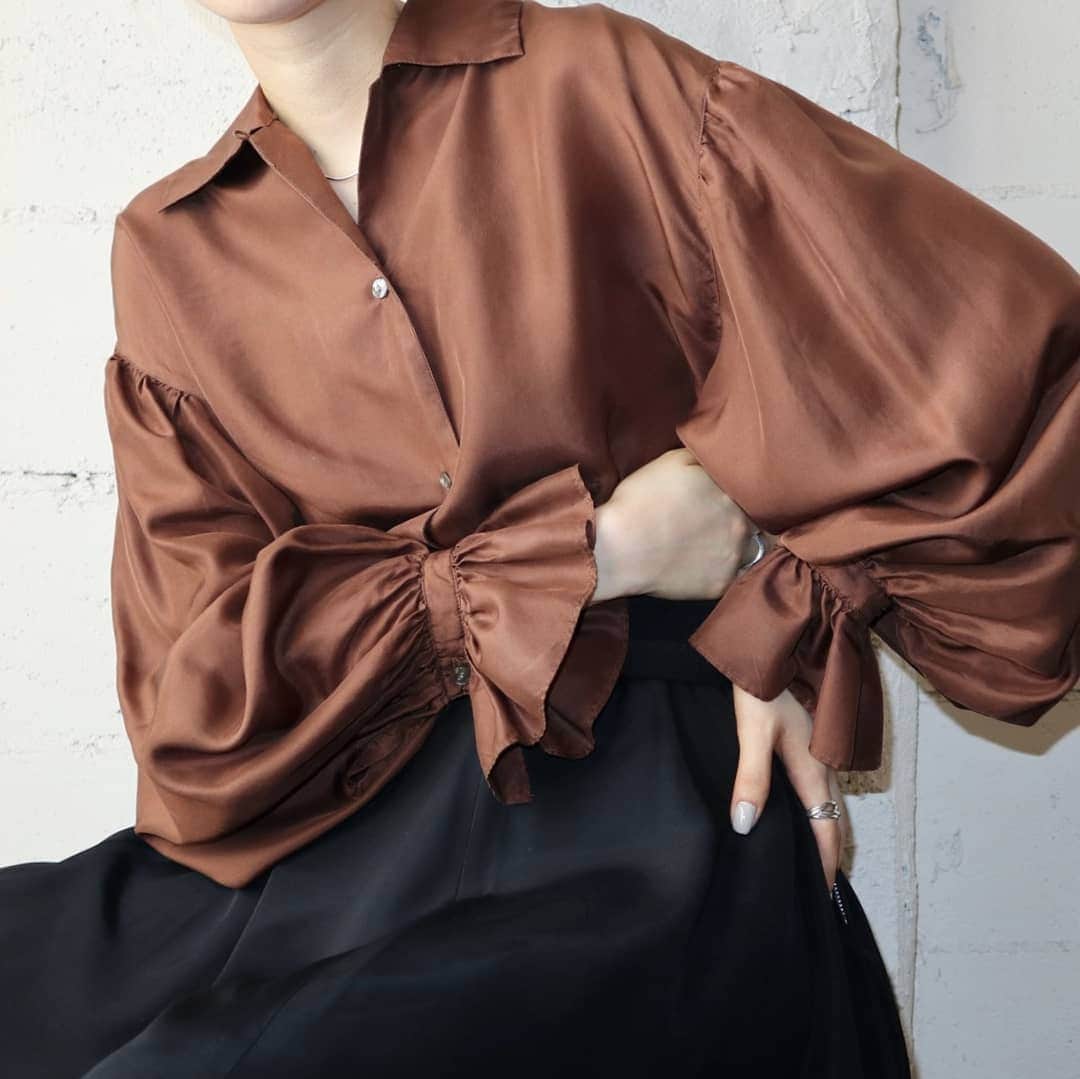 吉祥寺 古着屋 Orfeoのインスタグラム：「Silk Volume Sleeve Blouse  #orfeo #kichijoji #tokyo #vintage #used #fashion #coordinate #outfit #オルフェオ #吉祥寺 #東京 #古着 #古着屋 #ヴィンテージ #ユーズド #ファッション #コーディネート  掲載商品のお問い合わせはメールにて承っております。コメント、DMでのお問い合わせは受け付けておりませんのでご了承ください。」