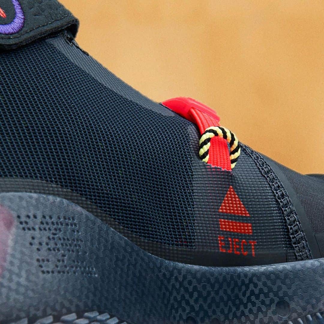 HYPEBEASTさんのインスタグラム写真 - (HYPEBEASTInstagram)「@hypebeastkicks: @nike has unveiled a newly modified Kobe AD NXT that places emphasis on speed and agility. The laceless shoe comes with blacked-out uppers, a Kobe-line insignia and a large translucent Swoosh, which reveals the construction on the inside. It also blends its FastFit, QuadFit and REACT technologies into one, making for a new traction pattern that’s been optimized for indoor courts. It’ll hit Nike’s website and select retailers on August 24.⁠⠀ Photo: Nike」8月12日 13時09分 - hypebeast