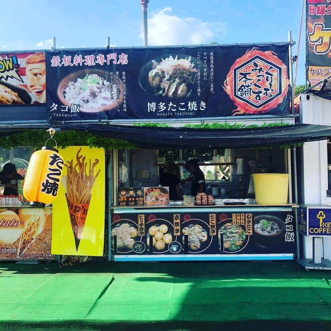 海の中道サンシャインプールのインスタグラム：「さらに❗️今日はもう1店舗サンシャイングルメをご紹介‼️こちらもスライダープールに向かう途中にある「くりーむみっくす本舗」です☺️福岡市中央区小笹からの出店で、サンシャインプールでは、たこ焼き&タコ飯🐙とロングポテト🍟を販売中です😆プール内を見渡すと、ロングポテトを持って歩いてるお客さんをたくさん見ますね👀たこ焼きは中ぎトロ〜っとしてて美味ですよー😋  8/11(日)までの本年入場者数:97,471名  #サンシャインプール #海の中道サンシャインプール #sunshinepool #海の中道海浜公園 #海の中道 #うみなか #uminonakamichiseasidepark #uminonakamichi #uminaka #夏 #夏休み #福岡の夏 #summer #晴れ #福岡 #福岡市 #福岡市東区 #fukuoka  #850万人 #850万人突破 #1万人ごとにプレゼント  #10万人突破 #記念品 #記念品贈呈 #プレゼント #次は11万人 #5万人ごとは景品豪華 #サンシャイングルメ #くりーむみっくす本舗 #くりーむみっくす」